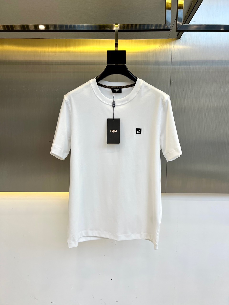 NO:509793,Fendi and the new series of spring and summer 2025 products are launched, a very fashionable and avant-garde short-sleeved T-shirt for men and women, with eye-catching logo patterns!  Different from the past, it declares the design concept that has been passed down for many years in the brand!  Its eye-catchingness is no less than any classic style, perfectly presenting the fashionable, high-end and luxurious feeling in front of the world!  Made of imported cotton materials, selected high-quality cotton fabrics, soft and soft to the touch, the real thing is definitely beyond your imagination, close to the body and breathable, even if you sweat profusely, you will not feel greasy or stuffy, and will bring sweating and moisture absorption to the extreme!  M-3XL (model 173, 143 catties upper body L size), fendi, T-shirt, tees, t-shirt, alexander wang19860909芬迪、2025春夏全新系列单品上线,非常时髦前卫的一款男女同款短袖T恤,醒目的logo图案修饰！区别于以往的不同,宣示品牌传承多年的设计理念！其吸睛度完全不亚于任何经典款式,将时髦高级感与奢华感完美呈现在世人眼前！客供进口全棉材质制成,精选优质棉面料,触感软糯亲肤细腻,实物到手绝对超乎你的想象,贴身无比舒适透气,即便是汗流浃背也不会有腻身及闷热感可言,将排汗吸湿性发挥到了极致！M-3XL（模特173,143斤上身L码）,,fendi,T-shirt,tees，t-shirt,alexander wang,Men's clothing