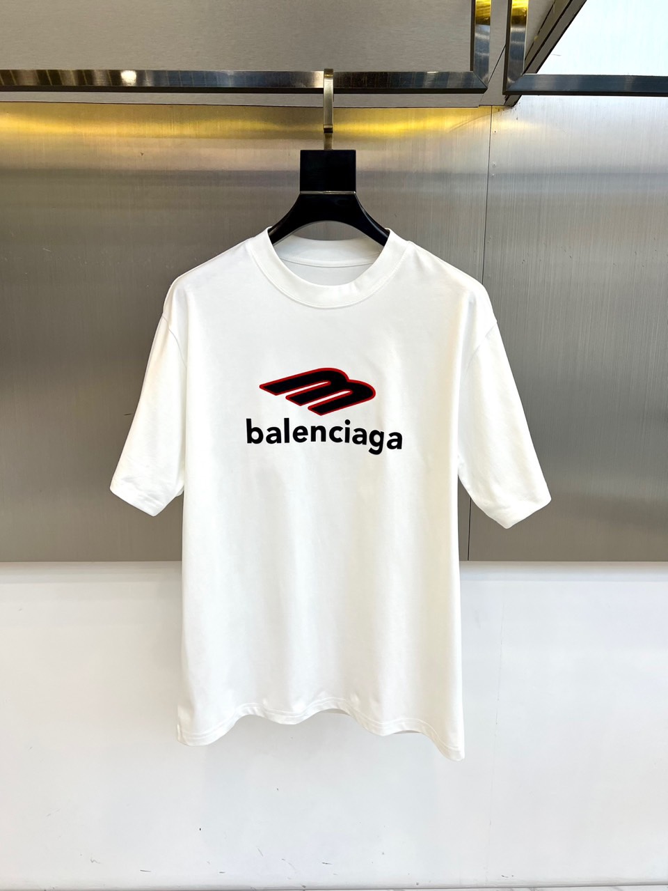 NO:509794,Balenciaga, 2025 summer men's round neck, fashionable three-dimensional letter casual European cotton short-sleeved T-shirt, selected customers to use imported pure cotton material, high-density rib splicing on the neck, and the same cylinder is fixed to ensure no color difference. The whole T-shirt fabric is comfortable and skin-friendly, absolutely beyond your imagination, the upper body is refreshing, breathable and not stuffy, and the quality is absolutely invincible. The logo is made of imported environmentally friendly paste and multi-layer printing technology. The color texture and uniformity of the pattern are perfect and cannot be picked, which is quite fashionable and brand recognition!  The exquisite basic style cutting makes the upper body more upright and stylish!  48-58 (model 173, 143 catties upper body 50 sizes), ,balenciaga, T-shirt,tees, t-shirt,alexander wang19860909巴黎世家、2025夏季男士圆领时尚立体字母休闲欧棉短袖T恤,甄选客供进口纯棉材质制成,领口高密罗纹拼接,同缸定染保证无色差,整件T恤面料舒适亲肤程度绝对超乎你的想象,上身清爽透气不闷热,品相绝对堪称无敌.Logo采用进口环保浆料及多层印刷工艺打造,图案的色泽质感与均匀程度均完美到无法去挑剔,相当具有时髦感与品牌辨识度！精湛无比的基础版型裁剪,使得上身更加立挺有型！48-58（模特173,143斤上身50码）,,balenciaga,T-shirt,tees，t-shirt,alexander wang,Men's clothing