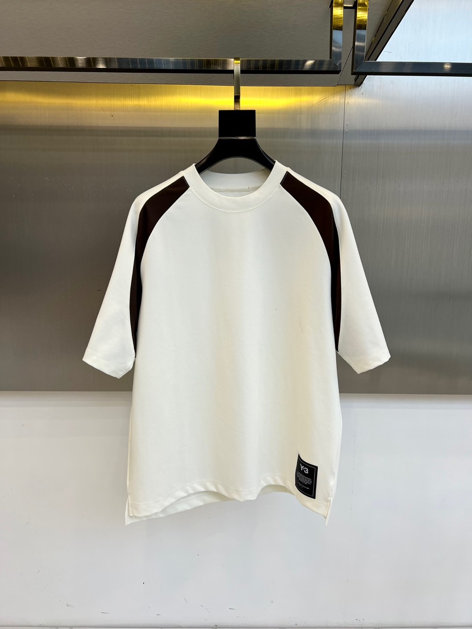 NO:509783,Y-3. 2025 summer men's round neck, fashionable three-dimensional letter casual European cotton short-sleeved T-shirt, selected customers to use imported pure cotton material, high-density rib splicing on the neck, and the same cylinder is fixed to ensure no color difference. The whole T-shirt fabric is comfortable and skin-friendly, absolutely beyond your imagination, the upper body is refreshing, breathable and not stuffy, and the quality is absolutely invincible. The logo is made of imported environmentally friendly paste and multi-layer printing technology. The color texture and uniformity of the pattern are perfect and cannot be picked, which is quite fashionable and brand recognition!  The exquisite basic style cutting makes the upper body more upright and stylish!  48-56 (model 173, 143 catties upper body 50 sizes), T-shirt,tees, t-shirt,alexander wang19860909Y-3、2025夏季男士圆领时尚立体字母休闲欧棉短袖T恤,甄选客供进口纯棉材质制成,领口高密罗纹拼接,同缸定染保证无色差,整件T恤面料舒适亲肤程度绝对超乎你的想象,上身清爽透气不闷热,品相绝对堪称无敌.Logo采用进口环保浆料及多层印刷工艺打造,图案的色泽质感与均匀程度均完美到无法去挑剔,相当具有时髦感与品牌辨识度！精湛无比的基础版型裁剪,使得上身更加立挺有型！48-56（模特173,143斤上身50码）,,T-shirt,tees，t-shirt,alexander wang,Men's clothing
