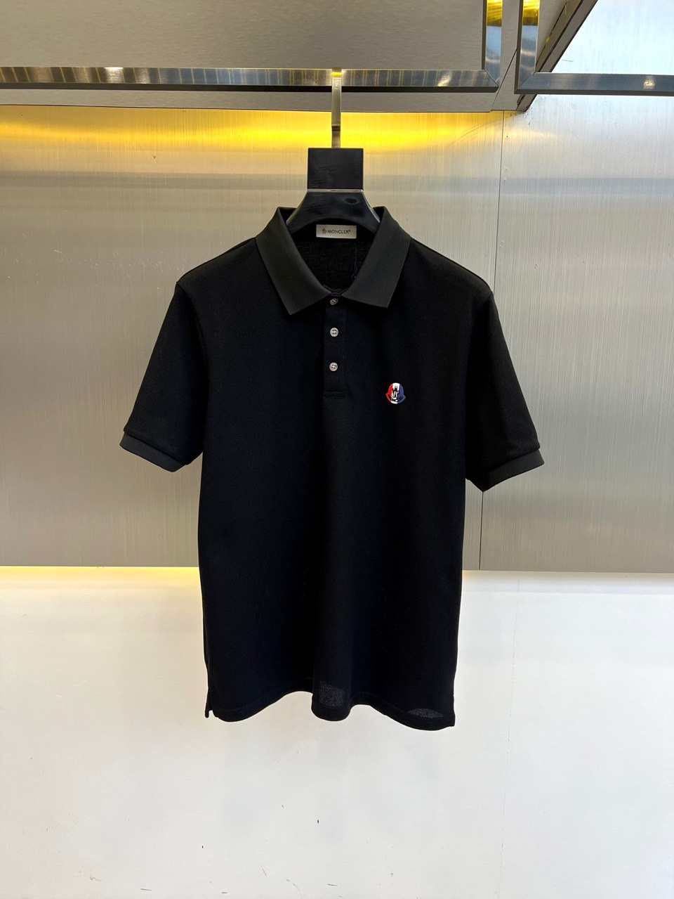 NO:509787,The veil cover, the classic iconic logo embellishment elements of 2025s, classic fashionable lapels, short-sleeved Polo shirts, trading company channel orders, simple and elegant, fashionable and versatile, and the quality is even more unstriking!  Use imported custom-woven pure cotton bead mesh fabric, which is soft, straight, stylish, breathable and comfortable. The upper body has a good drooping feeling and is not easy to deform! It is even less likely to fade! A clean and refreshing basic POLO shirt style, a small and crisp pointed collar, stylish and fashionable, perfectly combining casual and business!  Fashionable and versatile!  48-56 (model 173, 143 catties upper body 50 sizes), Moncler, T-shirt, alexander wang19860909蒙口、2025s经典标志性Logo点缀元素 经典时尚翻领 Polo衫短袖 ,贸易公司渠道订单,简约大气,时尚百搭,品相更是无法挑剔！选用客供进口定织纯棉珠地网眼面料,柔软挺阔有型、透气舒适.上身垂感好,不易变形!更不易褪色!干净清爽的基础 POLO衫版型,小巧而挺括的尖领有型又时尚,休闲与商务完美结合！时尚百搭！48-56（模特173,143斤上身50码）,,Moncler,T-shirt,alexander wang,Men's clothing