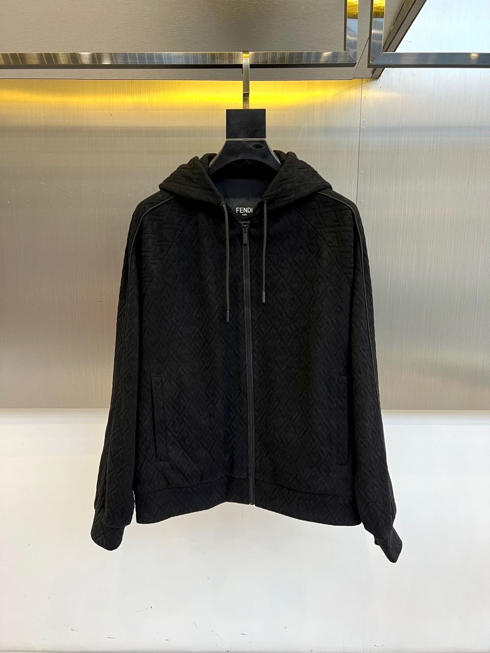 NO:514428,Fend Fendi, 25s men's FF printed hooded jacket jacket. Olive green background with dark brown FF three-dimensional letter interwoven patterns, luxurious cotton blend fabric. Full zipper design + drawstring hood, beige contrasting stripes embellish the rotary sleeves, sporty and Italian elegance coexist. Rib closing details interpret the new definition of street luxury products. 48-56 (model 173, 143 catties upper body 50 sizes), fendi, fendi, jackets & coats, jackets & coats, hats, alexander wang19860909Fend芬迪、25s男士FF印花连帽夹克外套. 橄榄绿底色搭配深棕FF立体字母交织纹,奢华棉质混纺面料.全拉链设计+抽绳连帽,米白撞色条纹点缀肩袖,运动感与意式优雅并存.罗纹收口细节,诠释街头奢品新定义.48-56（模特173,143斤上身50码）,,fendi,fendi,jackets & coats,jackets & coats,hats,alexander wang,Men's clothing