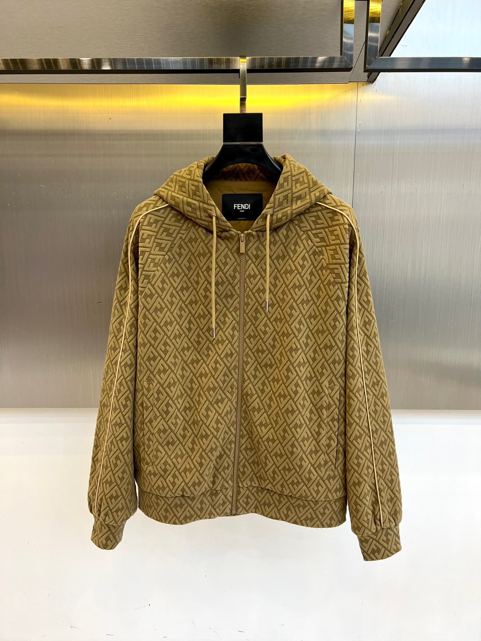 NO:513691,Fend Fendi, 25s men's FF printed hooded jacket jacket. Olive green background with dark brown FF three-dimensional letter interwoven patterns, luxurious cotton blend fabric. Full zipper design + drawstring hood, beige contrasting stripes embellish the rotary sleeves, sporty and Italian elegance coexist. Rib closing details interpret the new definition of street luxury products. 48-56 (model 173, 143 catties upper body 50 sizes), fendi, fendi, jackets & coats, jackets & coats, hats, alexander wang19860909Fend芬迪、25s男士FF印花连帽夹克外套. 橄榄绿底色搭配深棕FF立体字母交织纹,奢华棉质混纺面料.全拉链设计+抽绳连帽,米白撞色条纹点缀肩袖,运动感与意式优雅并存.罗纹收口细节,诠释街头奢品新定义.48-56（模特173,143斤上身50码）,,fendi,fendi,jackets & coats,jackets & coats,hats,alexander wang,Men's clothing