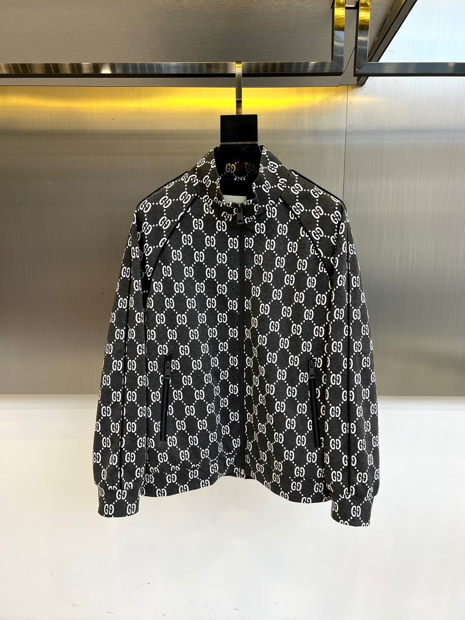 NO:514447,Gucci, 25s double G printed stand-up collar jacket with dark gray background covered with white double G Monogram prints, high-end cotton blend to create a crisp silhouette. Full zipper stand-up collar design is matched with double-side zipper pockets, and black lining is sewn with GUCCI gold stamping label (size L). The metal light background echoes the golden double G logo of the hanger, and the upper body effect is great!  48-56 (model 173, 143 catties upper body 50 sizes), gucci, gucci, jackets & coats, jackets & coats, alexander wang19860909gu古驰、25s双G印花立领夹克外套 深灰底色铺满白色双G Monogram印花,高级棉质混纺打造挺括廓形.全拉链立领设计搭配双侧拉链口袋,黑色衬里缝制GUCCI烫金标签（尺码L）.金属光感背景与衣架金色双G标志呼应,上身效果很棒！48-56（模特173,143斤上身50码）,,gucci,gucci,jackets & coats,jackets & coats,alexander wang,Men's clothing