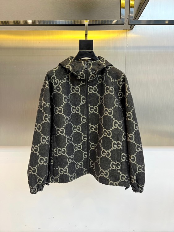 NO:514425,GUCC Gucci, 25s double G totem hooded jacket jacket. Dark gray background meets light gold double G Monogram, high-end cotton blend to create a three-dimensional silhouette. Full zipper design is paired with adjustable hood, cuff strap details to enhance the function. Metal light background set. 48-56 (model 173, 143 catties upper body 50),,gucci,gucci,jackets & coats,jackets & coats,hats,alexander wang19860909GUCC 古驰、25s双G图腾连帽夹克外套. 深灰底色邂逅浅金双G Monogram,高级棉质混纺打造立体廓形.全拉链设计搭配可调节连帽,袖口束带细节提升机能感.金属光感背景衬托.48-56（模特173,143斤上身50吗）,,gucci,gucci,jackets & coats,jackets & coats,hats,alexander wang,Men's clothing