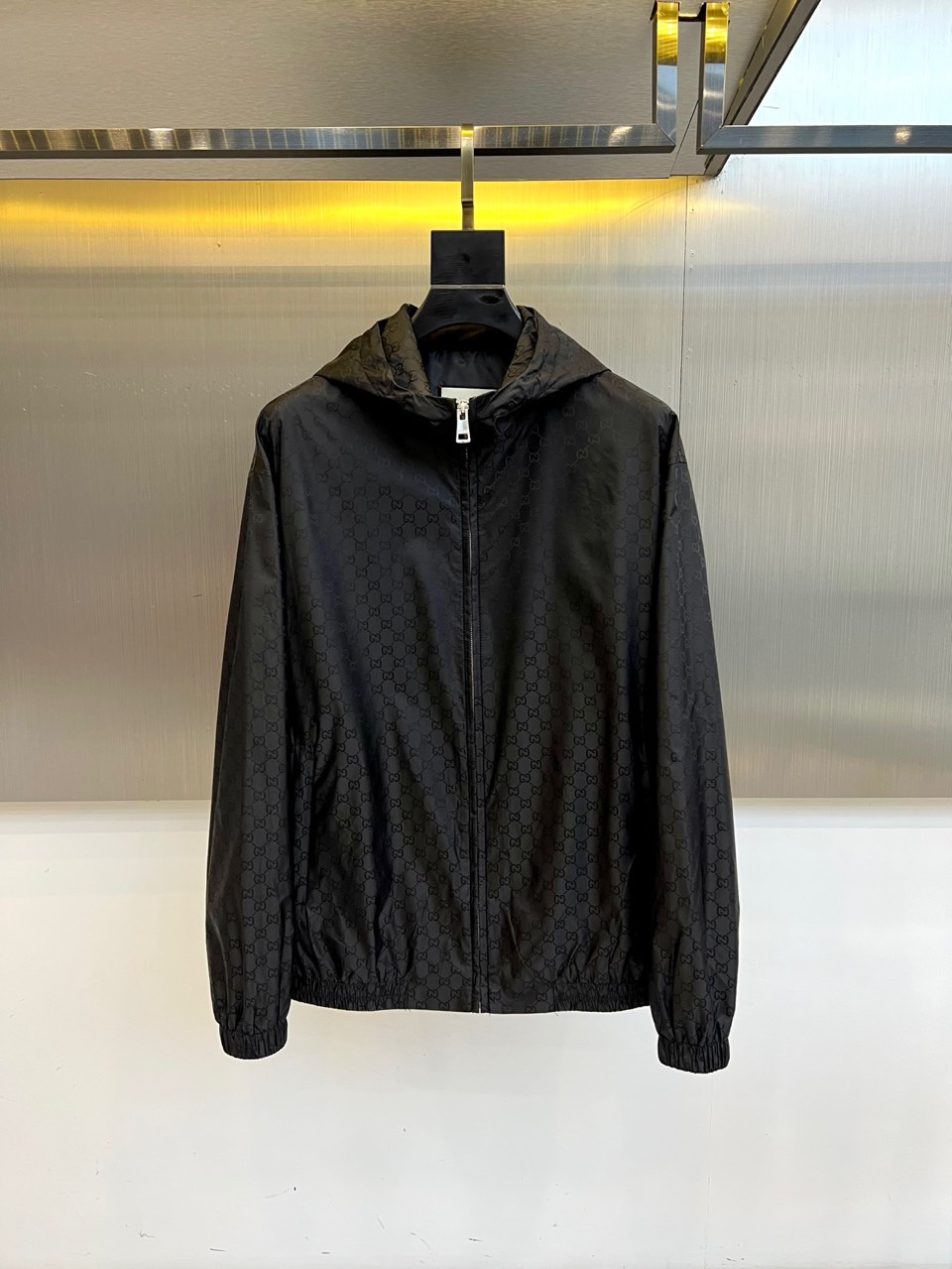 NO:514422,GUCI Gucci, double G totem hooded jacket jacket with dark brown background, classic double G Monogram print, high-end cotton blend to create a crisp silhouette. Full zipper design with adjustable hood, metal texture zipper and black hanger to create an industrial aesthetic. Italian seductive cut, ribbed cuffs design takes into account both function and luxury. 48-56 (model 173, 143 catties upper body 50 sizes),,gucci,gucci,jackets & coats,jackets & coats,hats,alexander wang19860909GUCI 古驰、双G图腾连帽夹克外套 深棕底色铺满经典双G Monogram印花,高级棉质混纺打造挺括廓形.全拉链设计搭配可调节连帽,金属质感拉链与黑色衣架碰撞出工业美学.意大利精工剪裁,袖口罗纹收口设计兼顾机能与奢华.48-56（模特173,143斤上身50码）,,gucci,gucci,jackets & coats,jackets & coats,hats,alexander wang,Men's clothing