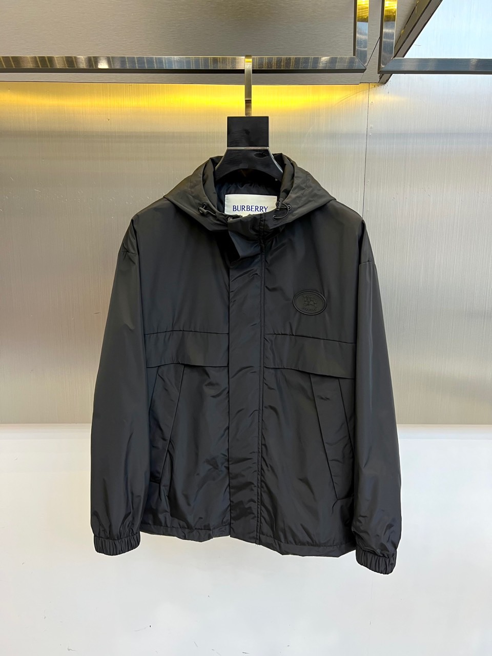 NO:514449,BURBERY 25s autumn and winter new products are available for sale in Knight badge hooded jackets. Deep black cotton blend fabric, classic Knight badge imprinted on the left chest to highlight British descent. Adjustable hooded design with hidden drawstrings, lined with purple BUR labels hidden brand genes. The metal brushed background collides with warm yellow light strips, interpreting the perfect balance between modernity and traditional luxury. Knight badge + purple internal standard certification, adjustable hooded design. Cotton blend fabric, metal light and shadow background interprets British contemporary aesthetics. 48-56 (model 173, 143 catties upper body 50 yards), ,burberry, burberry, jackets & coats, jackets & coats,hats,alexander wang19860909BURBERY 巴宝、25s秋冬新品发售骑士徽章连帽夹克外套. 深邃黑色棉质混纺面料,左胸压印经典骑士徽章彰显英伦血统.可调节连帽设计搭配隐藏式抽绳,内衬紫色BUR标签暗藏品牌基因.金属拉丝背景与暖黄灯带碰撞,演绎现代摩登与传统奢华的完美平衡. 骑士徽章+紫色内标认证,可调节连帽设计.棉质混纺面料,金属光影背景诠释英伦当代美学.48-56（模特173,143斤上身50码）,,burberry,burberry,jackets & coats,jackets & coats,hats,alexander wang,Men's clothing