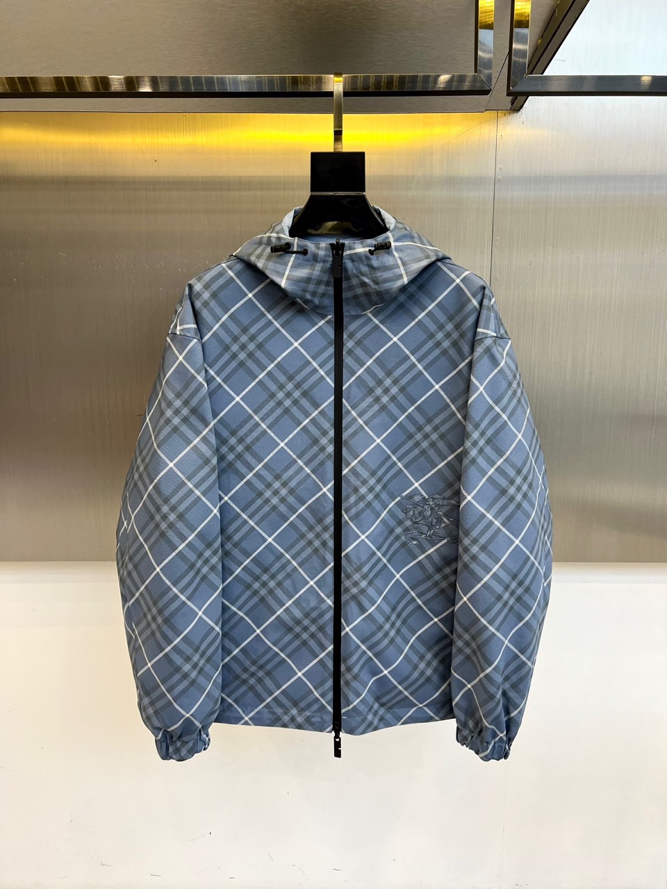 NO:514415,BURBERRY Double-sided plaid jacket | One-dress double-sided style, light blue plaid vs solid color double-sided design One side of classic light blue plaid, interpreting British elegance; the other side of simple solid color, creating urban minimalist. Lightweight cotton blended fabric, comfortable and breathable. The all-black zipper runs through the design, with adjustable hood and cuffs elasticity, details highlighting quality. Metal background and warm light contrast, highlighting three-dimensional tailoring and high-end texture. Double-sided jacket | Checker/solid color double-sided switching, lightweight cotton breathable and comfortable. Full-black zipper + hood design, British classic and modern minimalist free interpretation. 48-56 (model 173, 143 catties upper body 50 yards), ,burberry, jackets & coats,hats,alexander wang19860909BURBERRY 双面格纹夹克 | 一衣双面 格调随心 浅蓝格纹 vs 纯色双面设计 一面经典浅蓝格纹,演绎英伦优雅；一面简约纯色,打造都市极简.轻量棉质混纺面料,舒适透气.全黑拉链贯穿设计,搭配可调节连帽与袖口松紧,细节彰显品质.金属背景与暖光映衬,凸显立体剪裁与高级质感. 双面夹克｜格纹/纯色双面切换,轻量棉感透气舒适.全黑拉链+连帽设计,英伦经典与现代极简自由演绎.48-56（模特173,143斤上身50码）,,burberry,jackets & coats,hats,alexander wang,Men's clothing