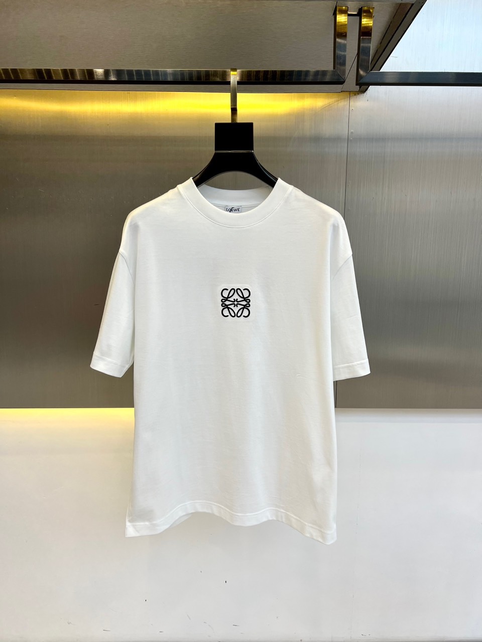 NO:510525,Luo Yiwei, a new spring and summer 2025 product, a heavy industry short-sleeved T-shirt. It uses imported European cotton fabric, Wen Ru is soft, delicate and soft, and the upper body is naturally comfortable and cool, and the embroidered logo is very high-end, excellent style, and highlights the overall styling and slimming feeling. The overall craftsmanship line is really impeccable!  M-3Xl (model 173, 140 catties upper body L size), loewe, T-shirt, tees, t-shirt, alexander wang19860909罗意威、2025春夏新品发售、重工短袖T恤.采用进口欧棉面料,温儒柔软 细腻柔软 上身自然是舒适 凉爽,刺绣logo.非常有高级感、绝佳版型、非常的凸显整体的造型感以及修身上身感 整体的工艺车线真的是无可挑剔！M-3Xl（模特173,140斤上身L码）,,loewe,T-shirt,tees，t-shirt,alexander wang,Men's clothing