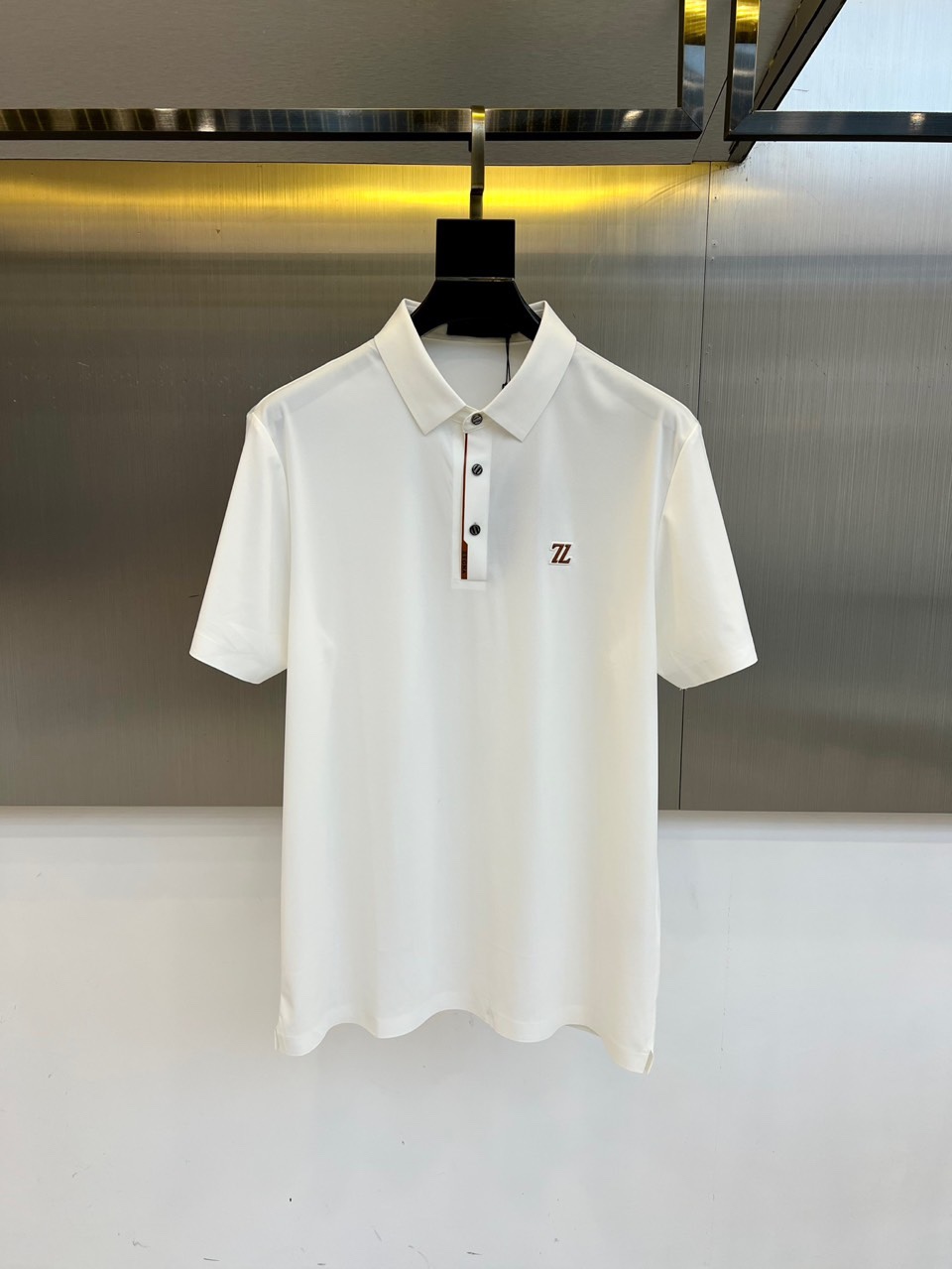 NO:510529,Jenia, 2025s classic iconic logo embellishment elements, classic fashion lapel, Polo shirt short sleeves, trading company channel orders, simple and elegant, fashionable and versatile, and the quality is even more unstriking!  Use imported custom-woven pure cotton bead mesh fabric, which is soft, straight, stylish, breathable and comfortable. The upper body has a good drooping feeling and is not easy to deform! It is even less likely to fade! A clean and refreshing basic POLO shirt style, a small and crisp pointed collar, stylish and fashionable, perfectly combining casual and business!  Fashionable and versatile!  M-4XL (model 173, 143 catties upper body L size), zegna, T-shirt, alexander wang19860909杰尼亚、2025s经典标志性Logo点缀元素 经典时尚翻领 Polo衫短袖 ,贸易公司渠道订单,简约大气,时尚百搭,品相更是无法挑剔！选用客供进口定织纯棉珠地网眼面料,柔软挺阔有型、透气舒适.上身垂感好,不易变形!更不易褪色!干净清爽的基础 POLO衫版型,小巧而挺括的尖领有型又时尚,休闲与商务完美结合！时尚百搭！M-4XL（模特173,143斤上身L码）,,zegna,T-shirt,alexander wang,Men's clothing