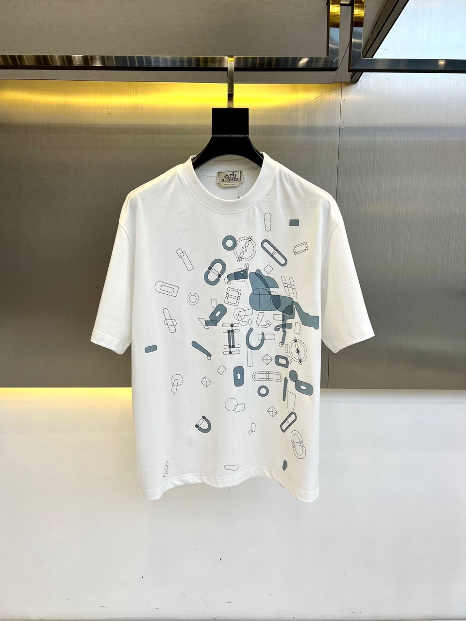 NO:510517,H Hermès, 2025 spring and summer new G home direct-spray double-yarn pure cotton short-sleeved T-shirt. Fine cotton plain fabric, nylon solid watermark, classic loose style, and better spun breathable cotton fabric!  Comfortable and fit the body. It is woven into a combed cotton fabric, which is delicate and comfortable in skin-friendly, with strong shaving, breathable and hygroscopicity. It is not easy to pleat and does not require special care. Nylon solid paste has the characteristics of high fastness, high solid content, environmental protection, etc., which can provide clear and lasting printing effect. The upper body is comfortable and free, and it can also show a sense of casualness and fashion. 48-56 (model 173, 143 catties upper body 50 yards), hermes, gucci, T-shirt, tees, t-shirt, alexander wang19860909H爱马仕、2025春夏新款 G家直喷印双纱纯棉短袖T恤. 精棉平纹面料、尼龙固浆水印、经典宽松版型,选用精纺透气棉质面料！舒适贴合身形.织成精梳棉布料,亲肤感细腻舒适,挺刮透气吸湿性强劲.不易出褶亦不需要特别打理.尼龙固浆具有高牢度、高固含、环保等特点,可以提供清晰、持久的印花效果.上身舒适和自由,同时也能展现出一种随性和时尚感.48-56（模特173,143斤上身50码）,,hermes,gucci,T-shirt,tees，t-shirt,alexander wang,Men's clothing