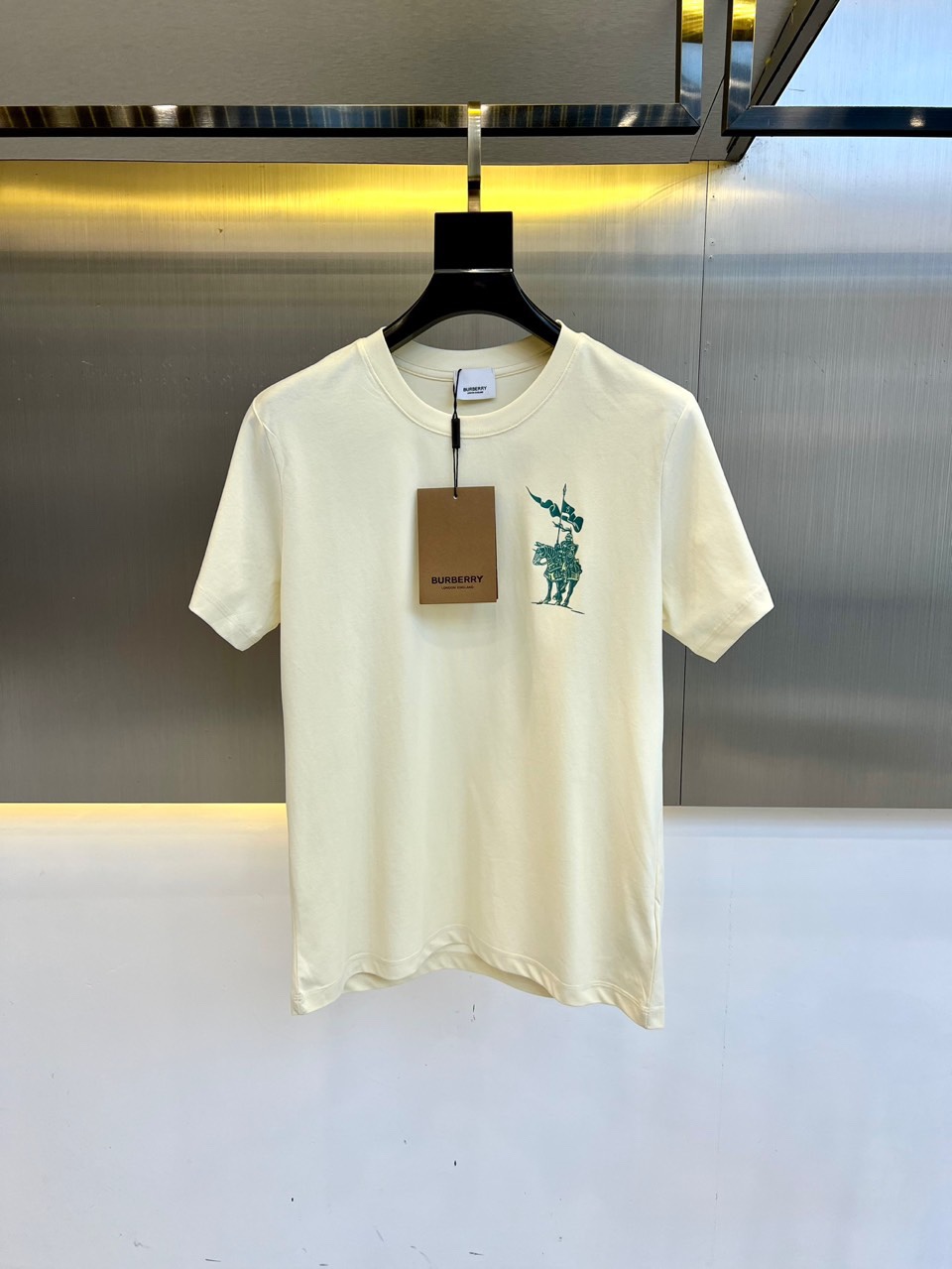 NO:510518,Burberry, a new series of spring and summer 2025 products are launched, a very fashionable and avant-garde men's short-sleeved T-shirt with complete three-marks and eye-catching logo patterns!  Different from the past, it declares the design concept that has been passed down for many years in the brand!  Its eye-catchingness is no less than any classic style, perfectly presenting the fashionable, high-end and luxurious feeling in front of the world!  Made of imported cotton materials, selected high-quality cotton fabrics, soft and soft to the touch, the real thing is definitely beyond your imagination, close to the body and breathable, even if you sweat profusely, you will not feel greasy or stuffy, and will bring sweating and moisture absorption to the extreme!  48-56 (model 173, 143 catties upper body 50 sizes), burberry, T-shirt, tees, t-shirt, alexander wang19860909巴宝莉、2025春夏全新系列单品上线,非常时髦前卫的一款男短袖T恤,三标齐全、醒目的logo图案修饰！区别于以往的不同,宣示品牌传承多年的设计理念！其吸睛度完全不亚于任何经典款式,将时髦高级感与奢华感完美呈现在世人眼前！客供进口全棉材质制成,精选优质棉面料,触感软糯亲肤细腻,实物到手绝对超乎你的想象,贴身无比舒适透气,即便是汗流浃背也不会有腻身及闷热感可言,将排汗吸湿性发挥到了极致！48-56（模特173,143斤上身50码）,,burberry,T-shirt,tees，t-shirt,alexander wang,Men's clothing