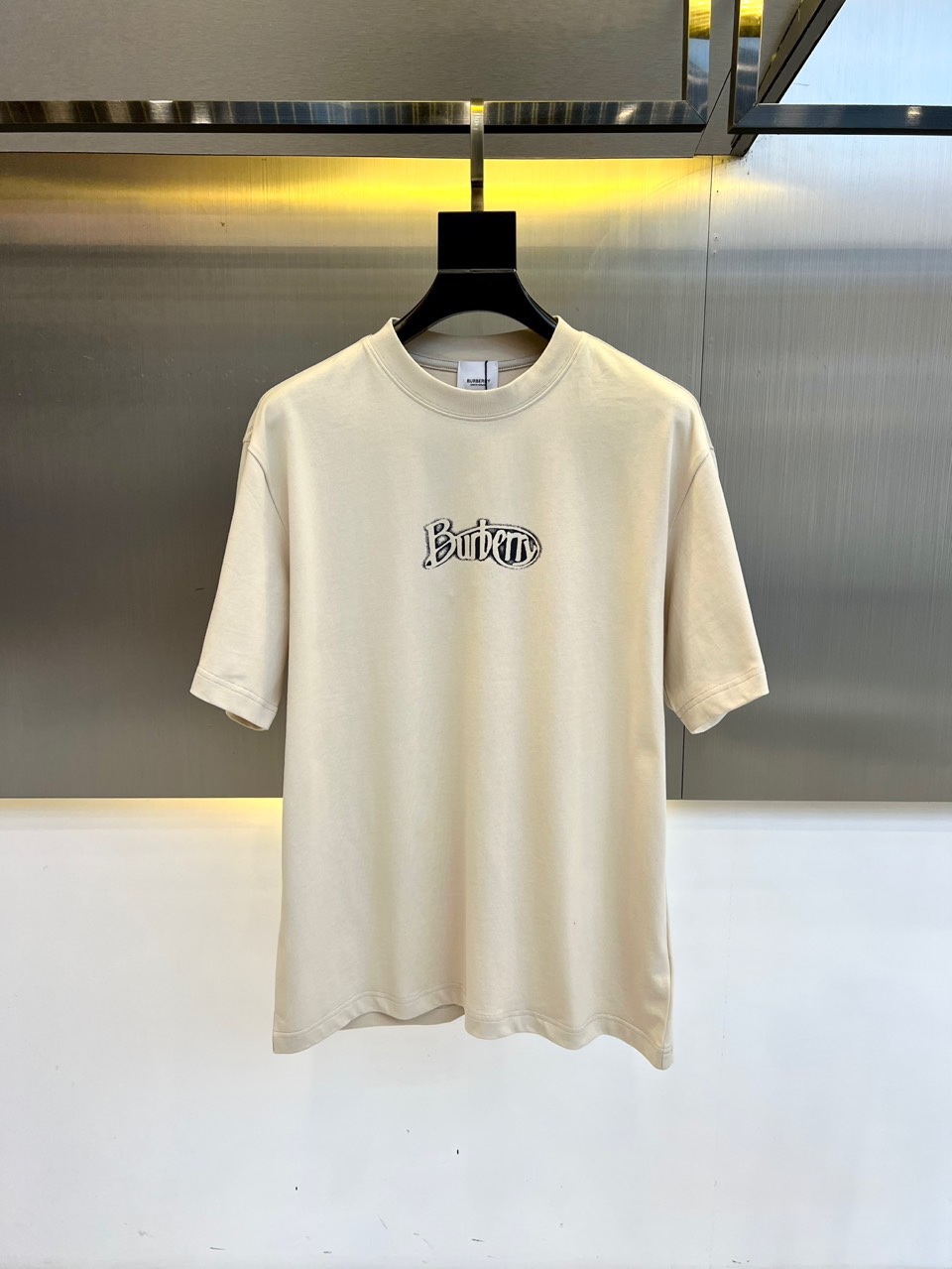 NO:510520,Burberry and the new series of spring and summer 2025 products are launched, a very fashionable and avant-garde men's short-sleeved T-shirt with eye-catching logo patterns!  Different from the past, it declares the design concept that has been passed down for many years in the brand!  Its eye-catchingness is no less than any classic style, perfectly presenting the fashionable, high-end and luxurious feeling in front of the world!  Made of imported cotton materials, selected high-quality cotton fabrics, soft and soft to the touch, the real thing is definitely beyond your imagination, close to the body and breathable, even if you sweat profusely, you will not feel greasy or stuffy, and will bring sweating and moisture absorption to the extreme!  48-56 (model 173, 143 catties upper body 50 sizes), burberry, T-shirt, tees, t-shirt, alexander wang19860909巴宝莉、2025春夏全新系列单品上线,非常时髦前卫的一款男短袖T恤,醒目的logo图案修饰！区别于以往的不同,宣示品牌传承多年的设计理念！其吸睛度完全不亚于任何经典款式,将时髦高级感与奢华感完美呈现在世人眼前！客供进口全棉材质制成,精选优质棉面料,触感软糯亲肤细腻,实物到手绝对超乎你的想象,贴身无比舒适透气,即便是汗流浃背也不会有腻身及闷热感可言,将排汗吸湿性发挥到了极致！48-56（模特173,143斤上身50码）,,burberry,T-shirt,tees，t-shirt,alexander wang,Men's clothing