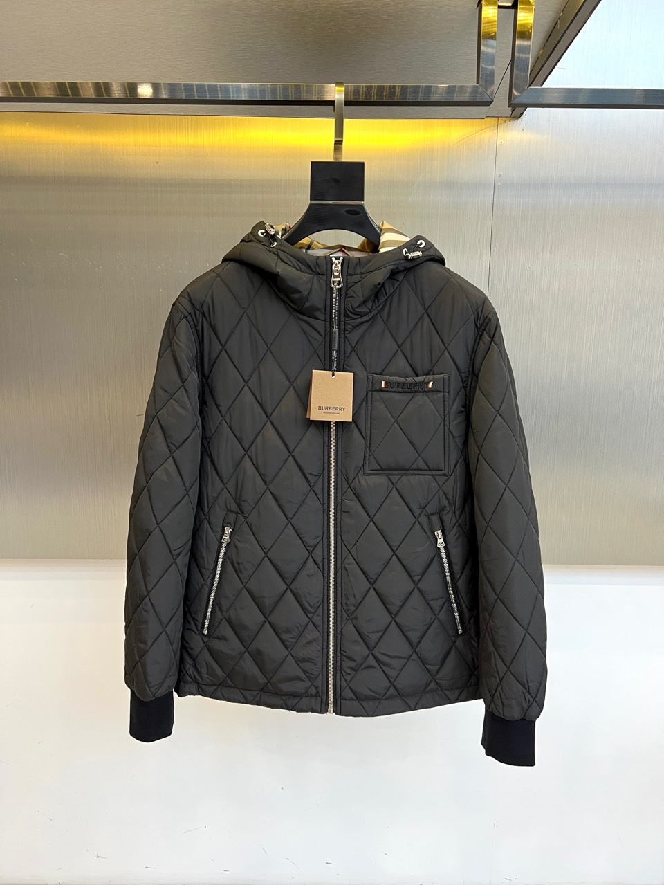 NO:514442,Burberry, 25s autumn and winter new men's quilted cotton jacket | Classic and practical coexistence Dark gray diamond quilted cotton jacket, paired with hooded plaid lining, details show BURBERRY's British retro gene. Metal zipper and multi-pocket design take into account texture and functionality. Polyester fabric, made in Thailand, label multi-language labeling, continues the exquisite craftsmanship of the brand globalization. Whether for urban commuting or leisure travel, this cotton jacket can become a versatile choice for autumn and winter wardrobe with low-key diamond pattern and Burberry classic plaid elements. 48-56 (model 173, 143 catties upper body 50 sizes), ,burberry, burberry, hats, alexander wang19860909Bur巴宝莉、25s秋冬新品男士绗缝棉服 | 经典与实用并存 深灰色菱形绗缝棉服,搭配连帽格纹内衬,细节处展现BURBERRY的英伦复古基因.金属拉链与多口袋设计,兼顾质感与功能性. 聚酯纤维面料,泰国制造,标签多语言标注,延续品牌全球化的精致工艺. 无论是都市通勤还是休闲出行,这件棉服都能以低调的菱格纹路和Burberry经典格纹元素,成为秋冬衣橱的百搭之选.48-56（模特173,143斤上身50码）,,burberry,burberry,hats,alexander wang,Men's clothing