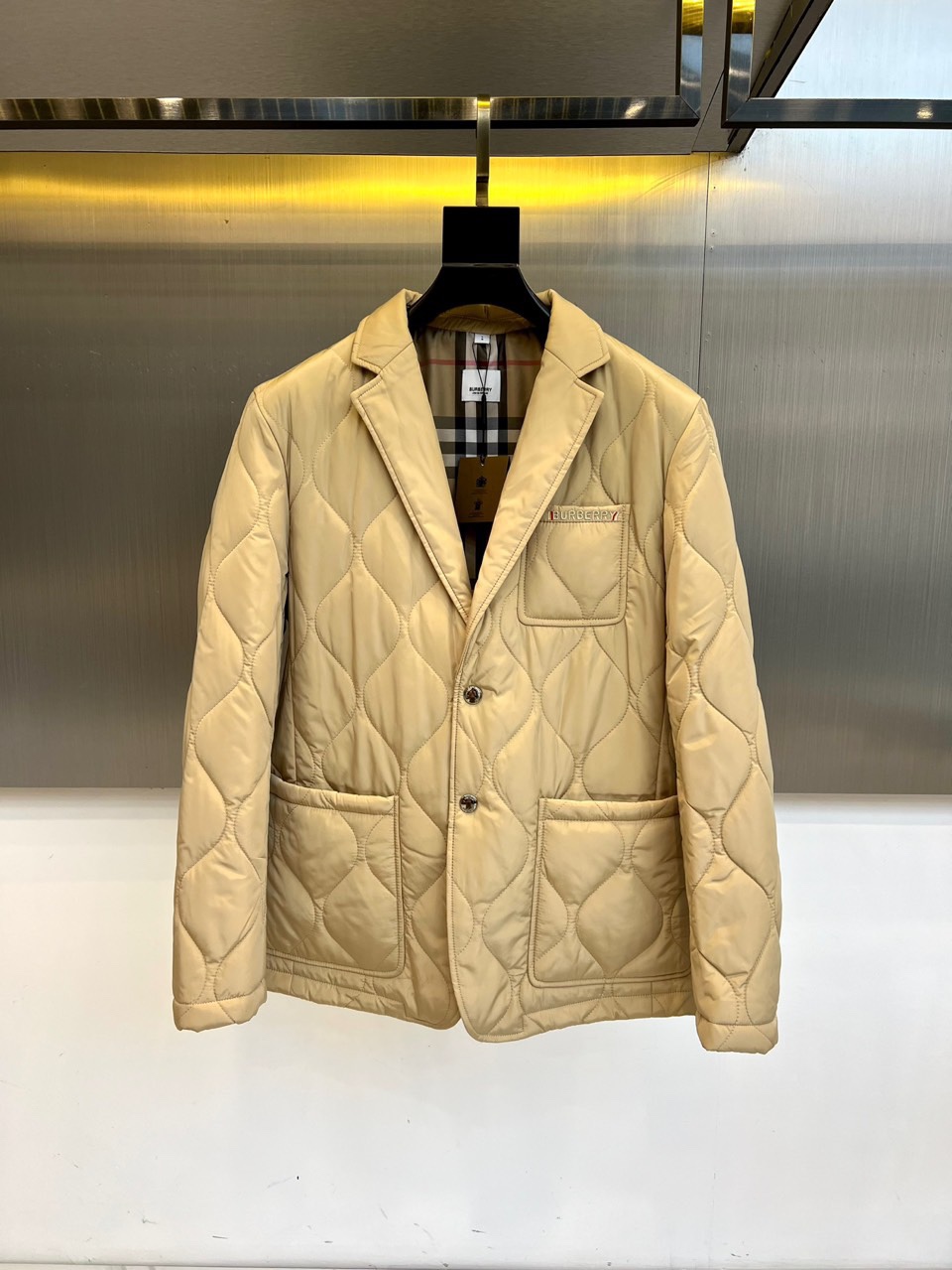 NO:514457,Burberry, 25 autumn and winter new product, light khaki quilted blazer | British elegant contemporary interpretation Classic diamond-shaped quilted fabric, timeless aesthetic, light khaki diamond quilted fabric like gentleman's armor, paired with left-breast BURBERRY logo patch pocket, low-key declaration of bloodline. Two brass buttons and symmetrical flip pockets inject Savile Row's tailoring soul into pragmatism. A glimpse of stunning details Narrative Release the coat, the classic plaid pattern on the lining quietly emerges - this is the secret medal left by BURBERRY to the wearer. The metallic silver background is intertwined with warm yellow light strips, allowing the fabric to flow like honey with light. The advanced rule of three occasions  Commuting neatly with shirts on weekdays, strolling with turtleneck sweaters on weekends, unbuttons at night to reveal the plaid lining, and immediately switch to cocktail party mode. One coat, triple identity. 48-56 (model 173, 143 catties upper body 50 sizes), burberry, burberry, jackets & coats, sweaters, shirts, business suit, alexander wang19860909Bur巴宝莉、25秋冬新品 浅卡其绗缝西装外套 | 英伦优雅的当代诠释 经典菱格,隽永美学 浅卡其色菱形绗缝面料如绅士盔甲,搭配左胸BURBERRY徽标贴袋,低调宣告血统.两颗黄铜纽扣与对称翻盖口袋,在实用主义中注入Savile Row的剪裁灵魂. 一瞥惊艳的细节叙事 掀开外套,内衬的经典格纹图案悄然浮现——这是BURBERRY留给穿着者的秘密勋章.金属银背景与暖黄灯带交织,让面料随光线流转蜜糖般光泽. 三场合一的高级法则 工作日搭配衬衫利落通勤,周末叠穿高领毛衣漫步美术馆,夜晚解开纽扣露出格纹内衬,即刻切换至鸡尾酒会模式.一件外套,三重身份.48-56（模特173,143斤上身50码）,,burberry,burberry,jackets & coats,sweaters,shirts,business suit,alexander wang,Men's clothing