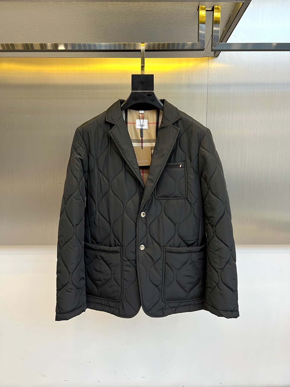 NO:510526,Burberry, 25 autumn and winter new product, light khaki quilted suit jacket | British elegant contemporary interpretation Classic diamond matte, timeless aesthetic Light khaki diamond quilted fabric like gentleman's armor, paired with left chest BURBERRY logo patch pocket, low-key declaration of bloodline. Two brass buttons and symmetrical flip pockets inject Savile Row's tailoring soul into pragmatism. A glimpse of stunning details Narrative Release the coat, the classic plaid pattern on the lining quietly emerges - this is the secret medal left by BURBERRY to the wearer. The metallic silver background is intertwined with warm yellow light strips, allowing the fabric to flow like honey with light. The advanced rule of three occasions  Commuting neatly with shirts on weekdays, strolling with turtleneck sweaters on weekends, unbuttons at night to reveal the plaid lining, and immediately switch to cocktail party mode. One coat, triple identity. 48-56 (model 173, 143 catties upper body 50 sizes), burberry, burberry, jackets & coats, sweaters, shirts, business suit, alexander wang19860909Bur巴宝莉、25秋冬新品 浅卡其绗缝西装外套 | 英伦优雅的当代诠释 经典菱格,隽永美学 浅卡其色菱形绗缝面料如绅士盔甲,搭配左胸BURBERRY徽标贴袋,低调宣告血统.两颗黄铜纽扣与对称翻盖口袋,在实用主义中注入Savile Row的剪裁灵魂. 一瞥惊艳的细节叙事 掀开外套,内衬的经典格纹图案悄然浮现——这是BURBERRY留给穿着者的秘密勋章.金属银背景与暖黄灯带交织,让面料随光线流转蜜糖般光泽. 三场合一的高级法则 工作日搭配衬衫利落通勤,周末叠穿高领毛衣漫步美术馆,夜晚解开纽扣露出格纹内衬,即刻切换至鸡尾酒会模式.一件外套,三重身份.48-56（模特173,143斤上身50码）,,burberry,burberry,jackets & coats,sweaters,shirts,business suit,alexander wang,Men's clothing