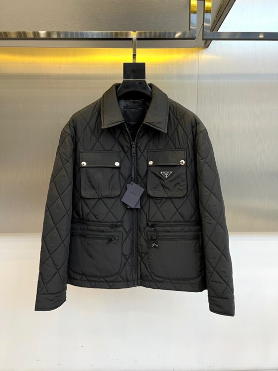 NO:514459,Prad, 25s autumn and winter new product is available for sale in black diamond pattern thin cotton jacket. Triangular logo, power symbol. Black diamond pattern quilting like precision circuit. The left chest three-dimensional triangle logo is cut and silent - this is the identity chip left by PRADA for the urban dark night. The symmetrical flip pocket is decorated with matte silver buttons, and the military-grade zipper flows in the cold light. The quantum state of a jacket. When the zipper is in the whole series, the lapel turns into futuristic armor. The moment the button is unbuttoned, the restrained plaid turns into the shield of a contemporary gentleman 48-56 (model 173, 143 catties upper body 50 yards),,prada,prada,jackets & coats,jackets & coats,alexander wang19860909Prad普拉、25s秋冬新品发售黑色菱格纹薄棉夹克外套 三角徽标,权力符号 通体黑色菱格绗缝如精密电路,左胸立体三角徽标划破沉寂——这是PRADA留给都市暗夜者的身份芯片.对称翻盖口袋缀以哑光银纽扣,军工级拉链在冷光下流动液态金属光泽. 一件夹克的量子态 拉链全系时,翻领化作未来主义盔甲 纽扣解开的瞬间,内敛格纹化身当代绅士的盾牌 48-56（模特173,143斤上身50码）,,prada,prada,jackets & coats,jackets & coats,alexander wang,Men's clothing
