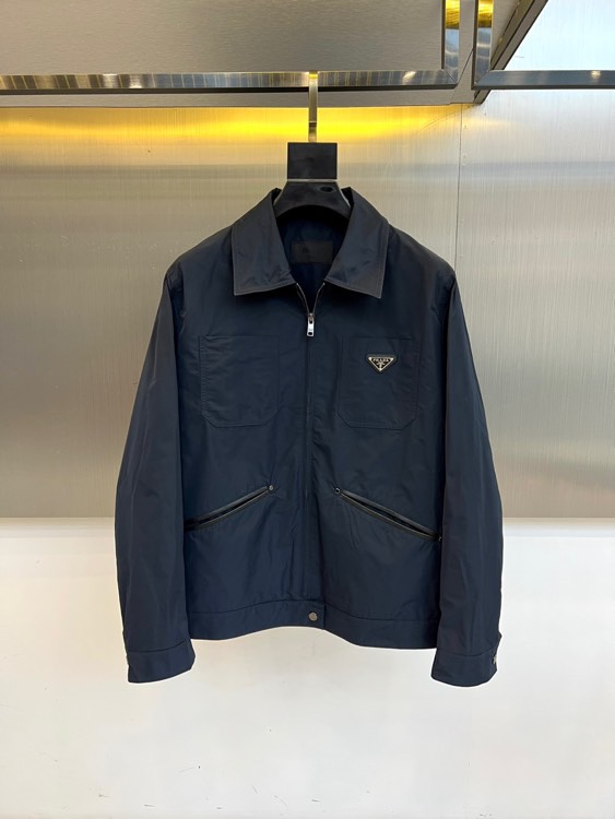 NO:510532,Prad, 25s autumn and winter new functional jacket jacket, a perfect fusion of industrial aesthetics and Italian craftsmanship. High-density fabric is used to show subtle color changes in the cold light. The iconic triangle logo is like a lighthouse in the dark night, with silver zippers scratching and silent, and every stitching tells the paranoia of Milan Workshop. The 4-pocket system hides the mystery of the upper patch pocket storage certificate, and the lower oblique insertion bag anti-theft design. Adjustable cuffs and hem, seamless switching between business and casual mode. 48-56 (model 173, 143 catties upper body 50 yards),,prada,prada,jackets & coats,jackets & coats,alexander wang19860909Prad普拉、25s秋冬新品机能夹克外套 ,工业美学与意式匠心的完美融合 选用高密度面料,在冷光下呈现微妙色阶变化.标志性三角徽标如暗夜灯塔,银色拉链划破沉寂,每一处缝线都在诉说米兰工坊的偏执.4口袋系统暗藏玄机上部贴袋收纳证件,下部斜插袋防盗设计.可调节袖口与下摆,在商务与休闲模式间无缝切换.48-56（模特173,143斤上身50码）,,prada,prada,jackets & coats,jackets & coats,alexander wang,Men's clothing