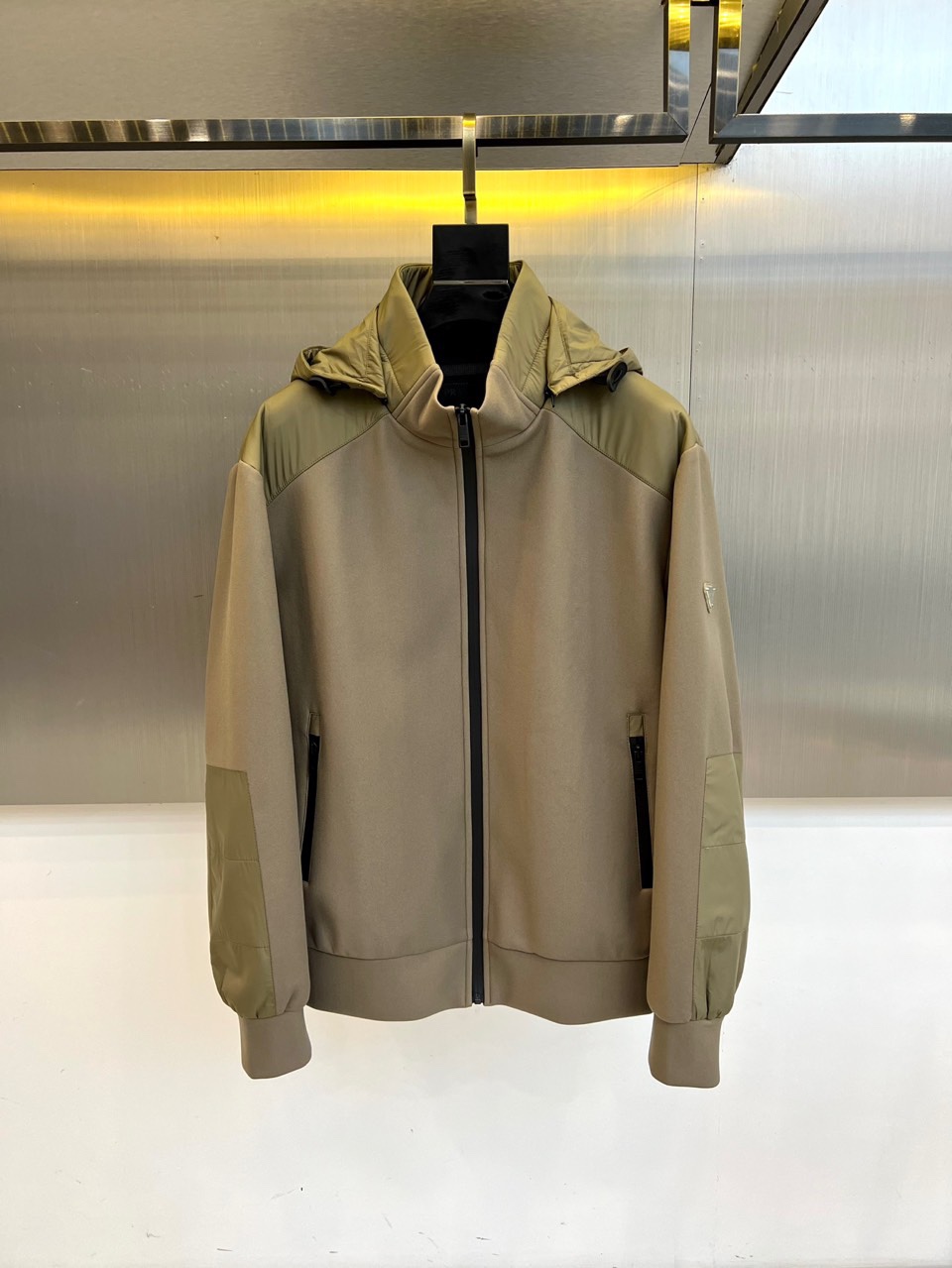 NO:510534,Prad, 25s autumn and winter series minimalist functional jacket jacket. Selected soft khaki fabrics, as warm and natural as early autumn wheat fields. The deep and shallow splicing cut out three-dimensional outlines at the rotator sleeves, which can store hooded design to meet the needs of changeable weather, and is the perfect balance between urban and nature. The through-type black zipper is like a neat dividing line, with symmetrical pockets on both sides taking into account both practicality and aesthetics. The triangle logo of the left sleeve is looming - this is a secret handshake gift from PRADA to those who understand. The adjustable hem meets the needs of different occasions. The splicing of different materials enhances the dynamic layering 48-56 (model 173, 143 catties upper body 50 yards),,prada,prada,jackets & coats,jackets & coats,hats,alexander wang19860909Prad普拉、25s秋冬系列极简机能夹克外套. 精选柔润卡其面料,如初秋麦田般温暖自然.深浅拼接剪裁在肩袖处勾勒立体轮廓,可收纳连帽设计满足多变天气需求,是都市与自然的完美平衡. 贯穿式黑拉链如一道利落分割线,两侧对称口袋兼顾实用与美学.左袖三角徽标若隐若现——这是PRADA给懂行者的秘密握手礼. 可调节下摆应对不同场合需求 异材质拼接提升动态层次感 48-56（模特173,143斤上身50码）,,prada,prada,jackets & coats,jackets & coats,hats,alexander wang,Men's clothing