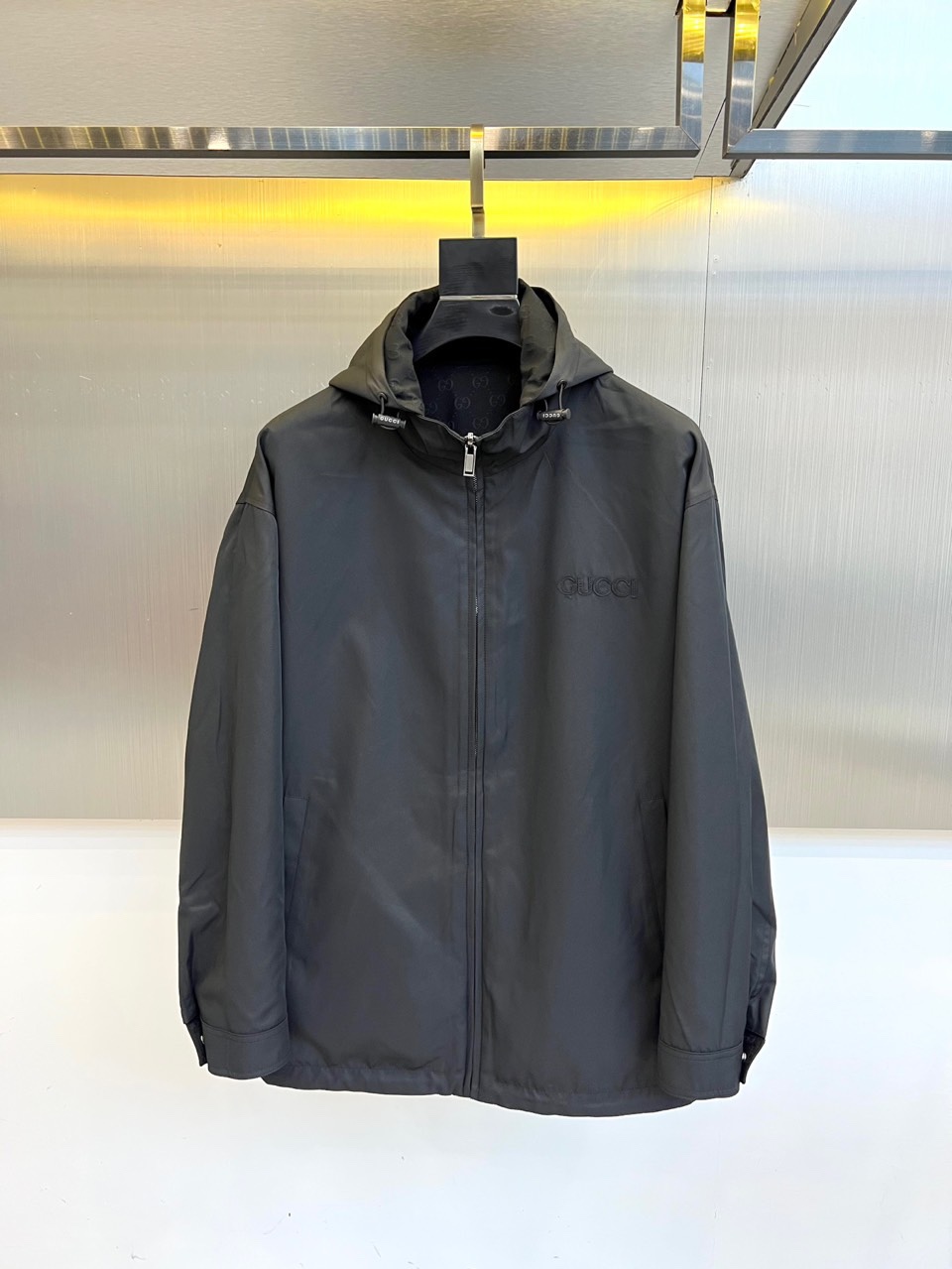 NO:510531,Gucc ancient, 25FW double-sided jacket | One-sided double-sided style, no boundaries dark night black × high-end gray | Double-sided philosophy One jacket, two attitudes - Dark night classic black base, Gucci iconic dark patterns are looming, zipper + button double closure system, satisfy all your imagination of mystery. Morning fog dark gray tone presents high-end matte texture, neckline hidden brand classic print, left chest small label low-key declaration of bloodline. Hooded design adapts to changeable weather, three-dimensional tailoring and dynamic comfort Symmetrical oblique pocket hidden anti-theft structure, metal bracket background echoes industrial aesthetics Double-sided wearable design = buy one piece and get two styles, wardrobe space management master. 48-56 (model 173, 143 catties upper body 50 yards),,gucci,jackets & coats,hats,alexander  wang19860909Gucc古、25FW双面夹克 | 一衣双面,格调无界 暗夜黑 × 高级灰 | 双面哲学 一件夹克,两种态度—— 暗夜面经典黑色基底,Gucci标志性暗纹若隐若现,拉链+纽扣双重闭合系统,满足你对神秘感的所有想象. 晨雾面深灰调呈现高级哑光质感,领口暗藏品牌经典印花,左胸小标低调宣示血统. 连帽设计适配多变天气,立体剪裁兼顾动态舒适 对称斜插口袋暗藏防盗结构,金属支架背景呼应工业美学 双面可穿设计=买1件得2种风格,衣橱空间管理大师.48-56（模特173,143斤上身50码）,,gucci,jackets & coats,hats,alexander wang,Men's clothing