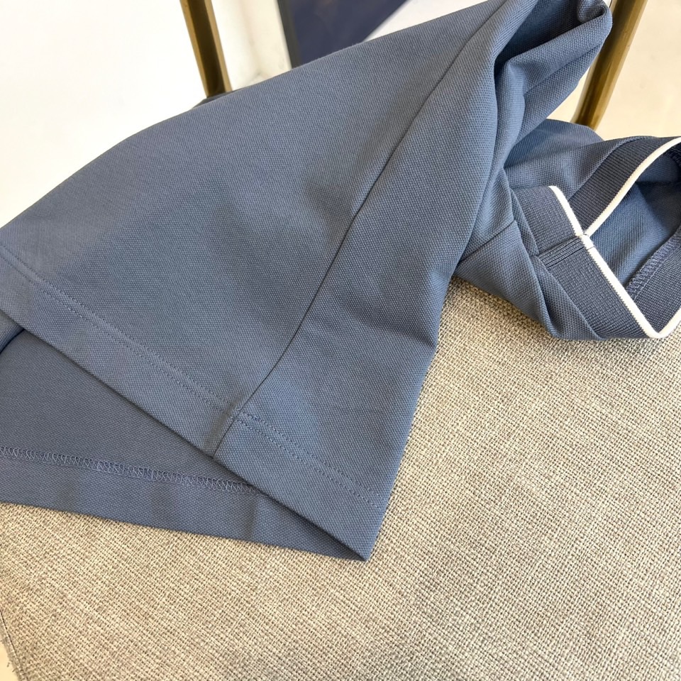 
阿玛尼、2025春夏新品发售！男士夏季翻领Polo短袖T恤，此款为顶级珠地丝光棉面料，透气舒适设计元素