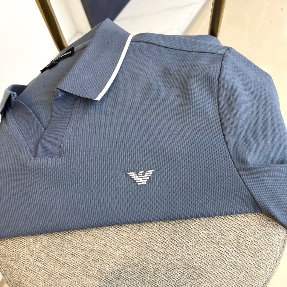 
阿玛尼、2025春夏新品发售！男士夏季翻领Polo短袖T恤，此款为顶级珠地丝光棉面料，透气舒适设计元素