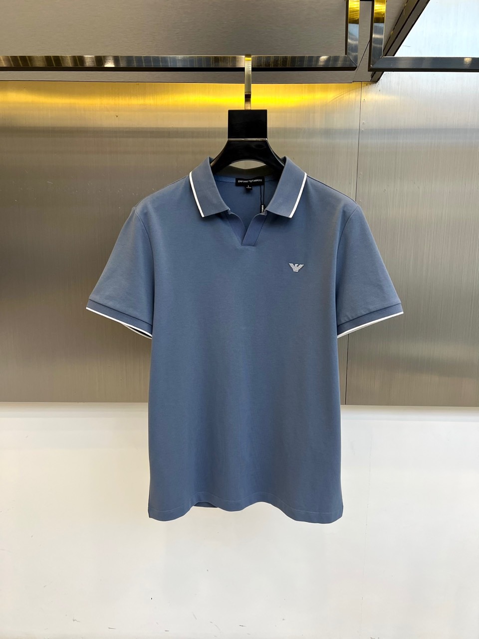 
阿玛尼、2025春夏新品发售！男士夏季翻领Polo短袖T恤，此款为顶级珠地丝光棉面料，透气舒适设计元素