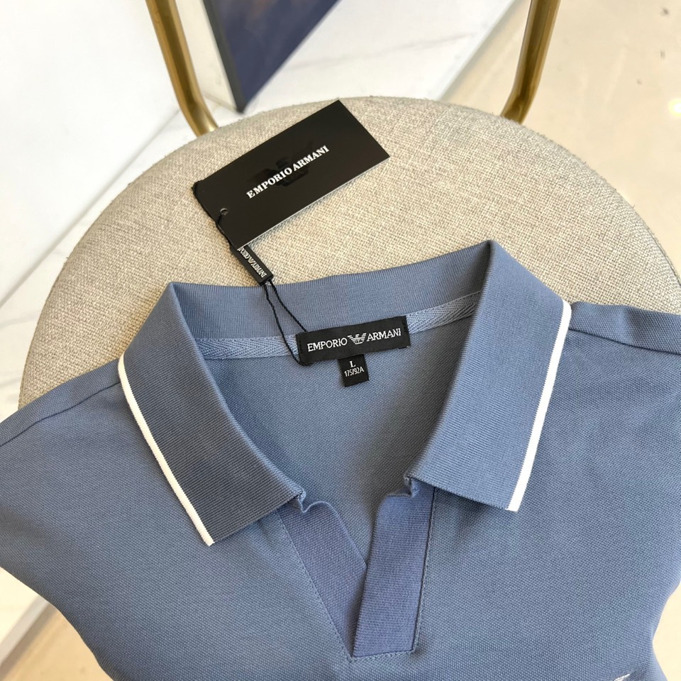 
阿玛尼、2025春夏新品发售！男士夏季翻领Polo短袖T恤，此款为顶级珠地丝光棉面料，透气舒适设计元素