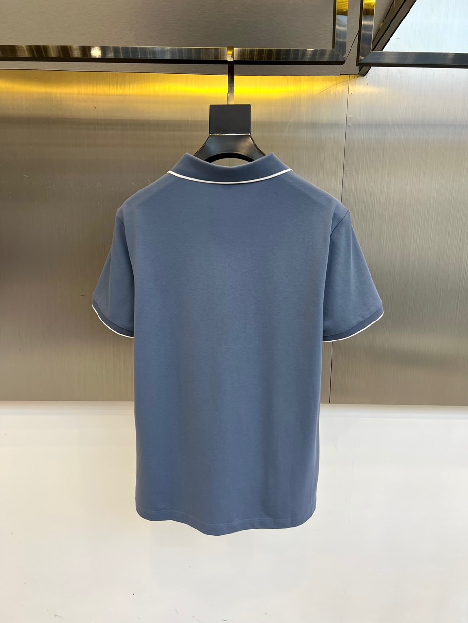 
阿玛尼、2025春夏新品发售！男士夏季翻领Polo短袖T恤，此款为顶级珠地丝光棉面料，透气舒适设计元素