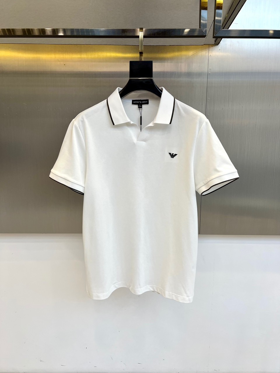 
阿玛尼、2025春夏新品发售！男士夏季翻领Polo短袖T恤，此款为顶级珠地丝光棉面料，透气舒适设计元素