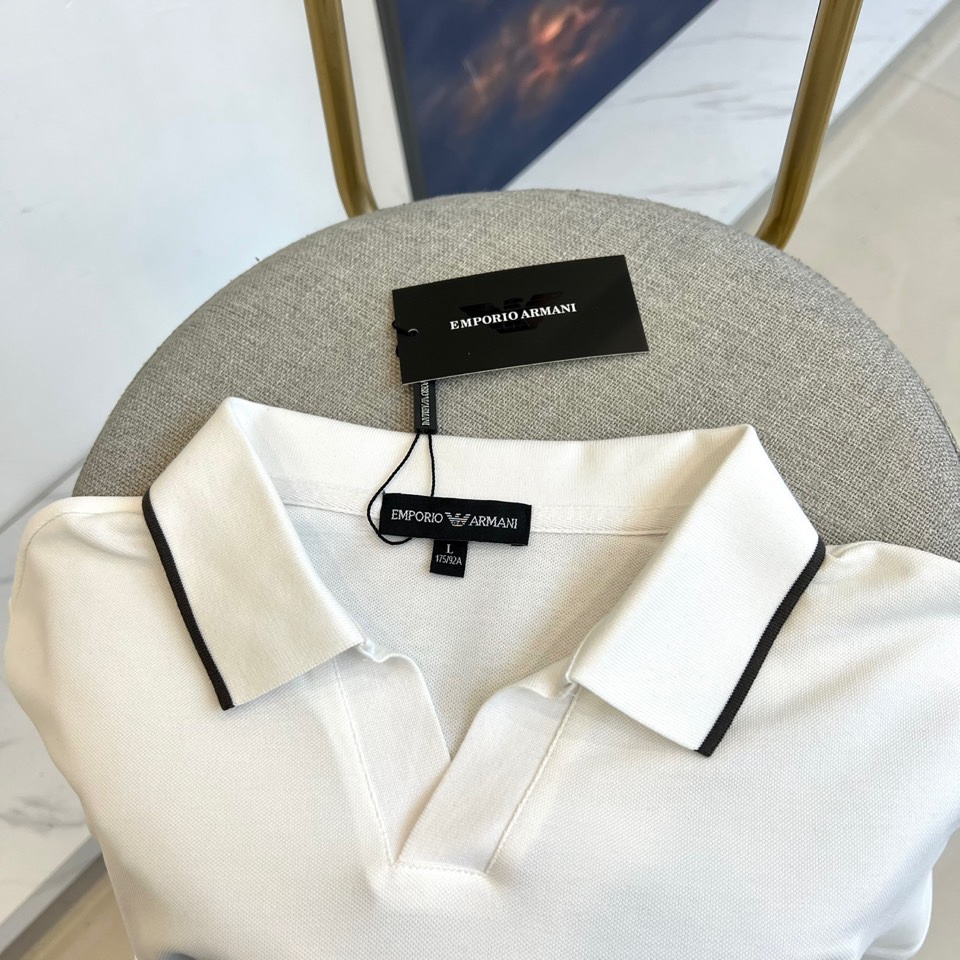 
阿玛尼、2025春夏新品发售！男士夏季翻领Polo短袖T恤，此款为顶级珠地丝光棉面料，透气舒适设计元素