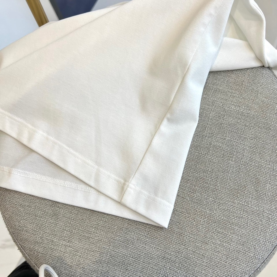 
阿玛尼、2025春夏新品发售！男士夏季翻领Polo短袖T恤，此款为顶级珠地丝光棉面料，透气舒适设计元素