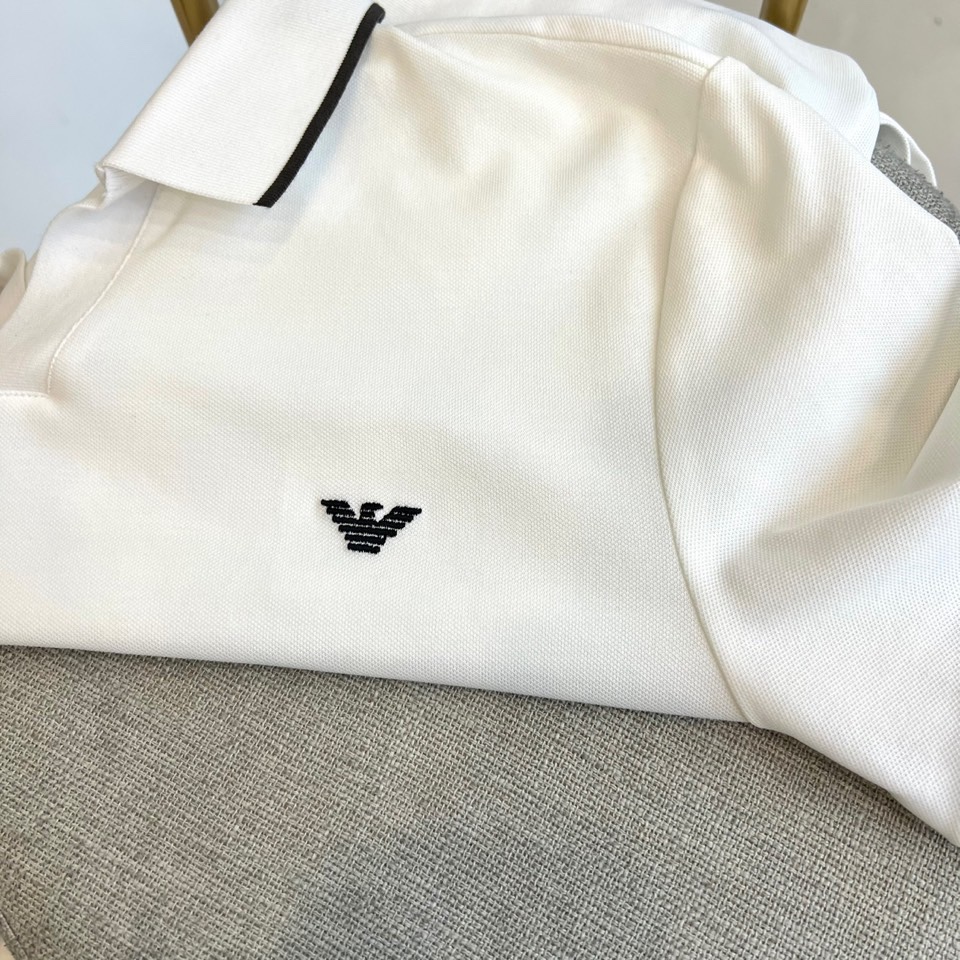 
阿玛尼、2025春夏新品发售！男士夏季翻领Polo短袖T恤，此款为顶级珠地丝光棉面料，透气舒适设计元素