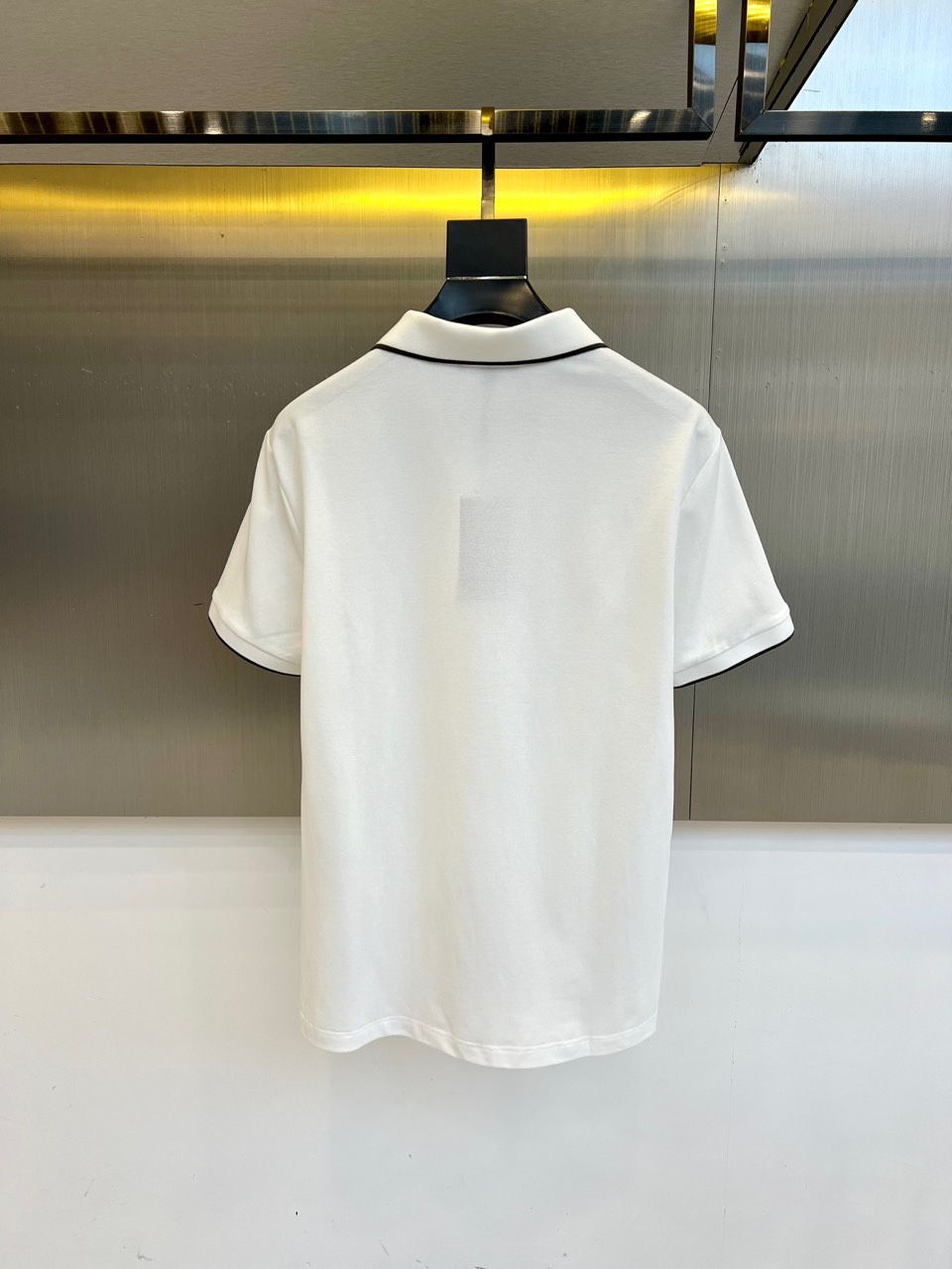 
阿玛尼、2025春夏新品发售！男士夏季翻领Polo短袖T恤，此款为顶级珠地丝光棉面料，透气舒适设计元素