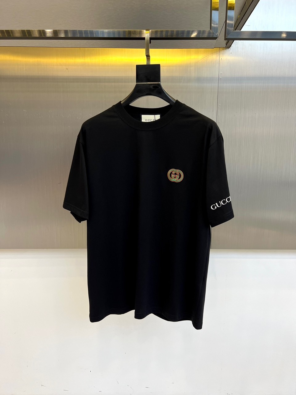 
Gucci、2025新款男短袖T恤，选用客供进口定制面料，面料织纹平顺细腻且富有质感，着身的舒爽和透气