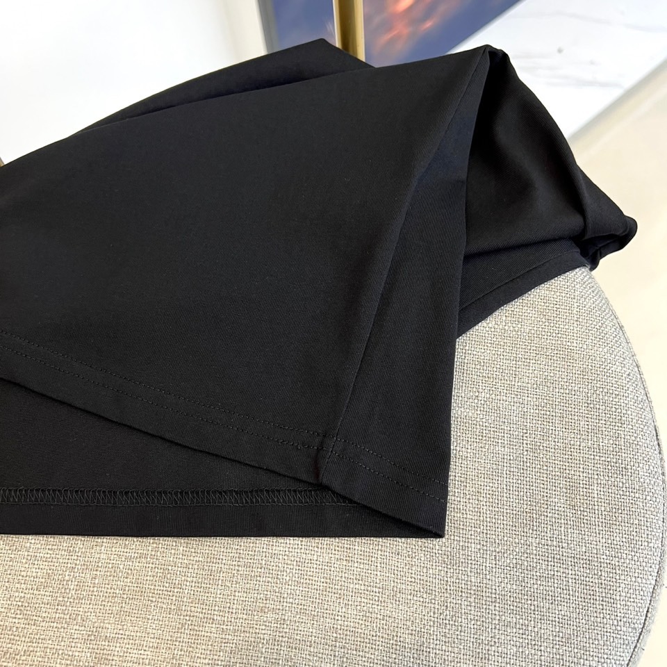 
Gucci、2025新款男短袖T恤，选用客供进口定制面料，面料织纹平顺细腻且富有质感，着身的舒爽和透气