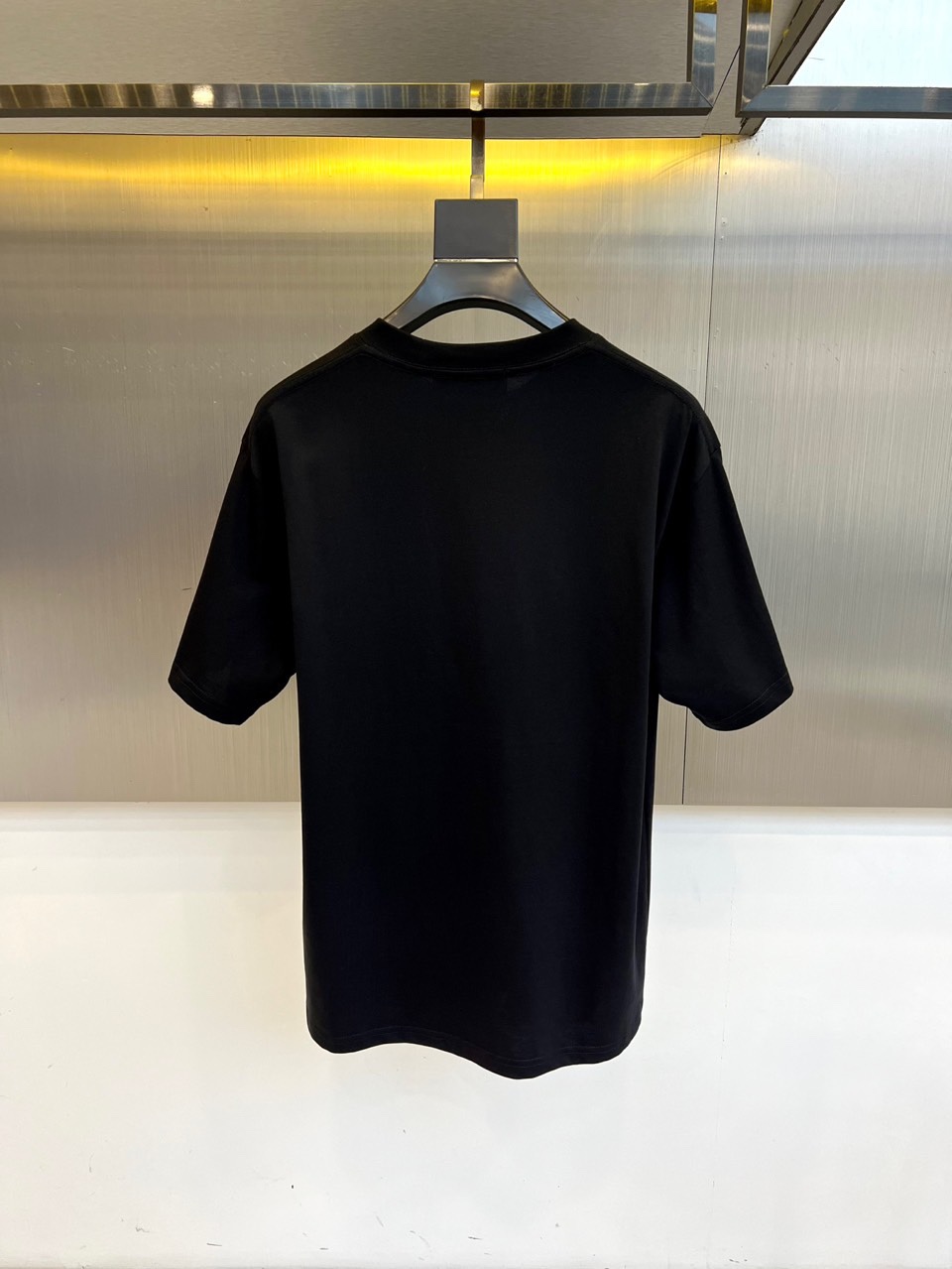 
Gucci、2025新款男短袖T恤，选用客供进口定制面料，面料织纹平顺细腻且富有质感，着身的舒爽和透气