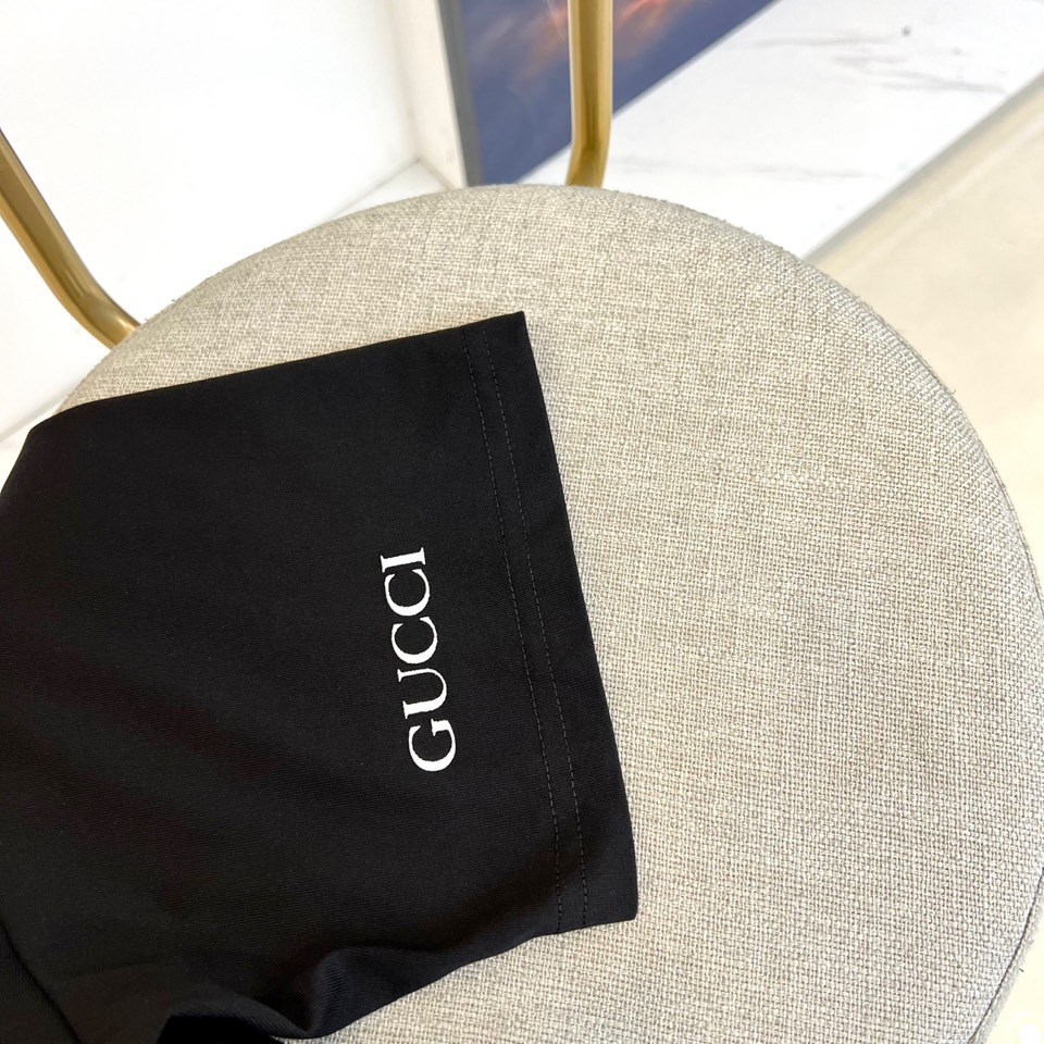 
Gucci、2025新款男短袖T恤，选用客供进口定制面料，面料织纹平顺细腻且富有质感，着身的舒爽和透气