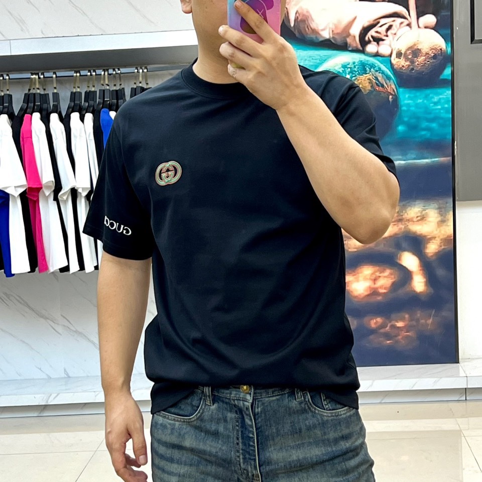 
Gucci、2025新款男短袖T恤，选用客供进口定制面料，面料织纹平顺细腻且富有质感，着身的舒爽和透气