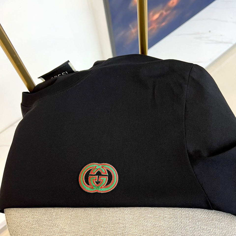 
Gucci、2025新款男短袖T恤，选用客供进口定制面料，面料织纹平顺细腻且富有质感，着身的舒爽和透气