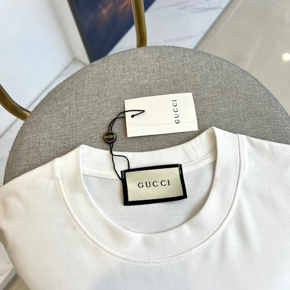 
Gucci、2025新款男短袖T恤，选用客供进口定制面料，面料织纹平顺细腻且富有质感，着身的舒爽和透气