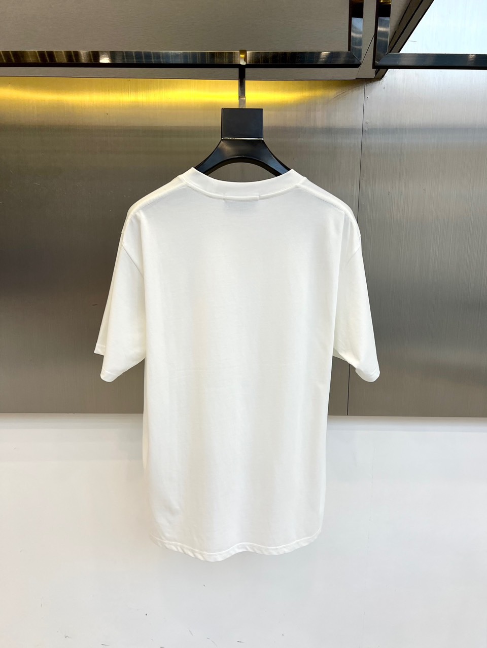 
Gucci、2025新款男短袖T恤，选用客供进口定制面料，面料织纹平顺细腻且富有质感，着身的舒爽和透气