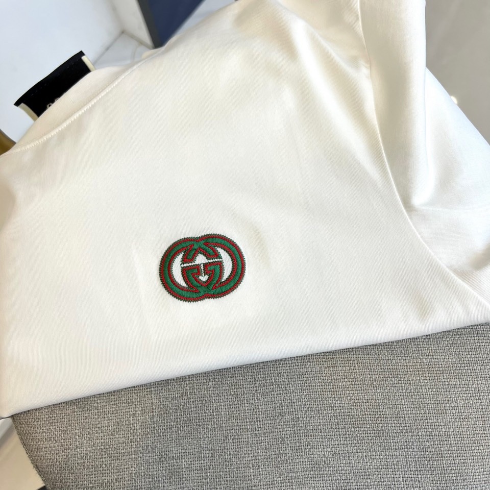 
Gucci、2025新款男短袖T恤，选用客供进口定制面料，面料织纹平顺细腻且富有质感，着身的舒爽和透气