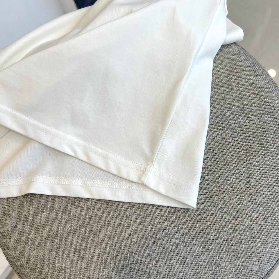 
Gucci、2025新款男短袖T恤，选用客供进口定制面料，面料织纹平顺细腻且富有质感，着身的舒爽和透气