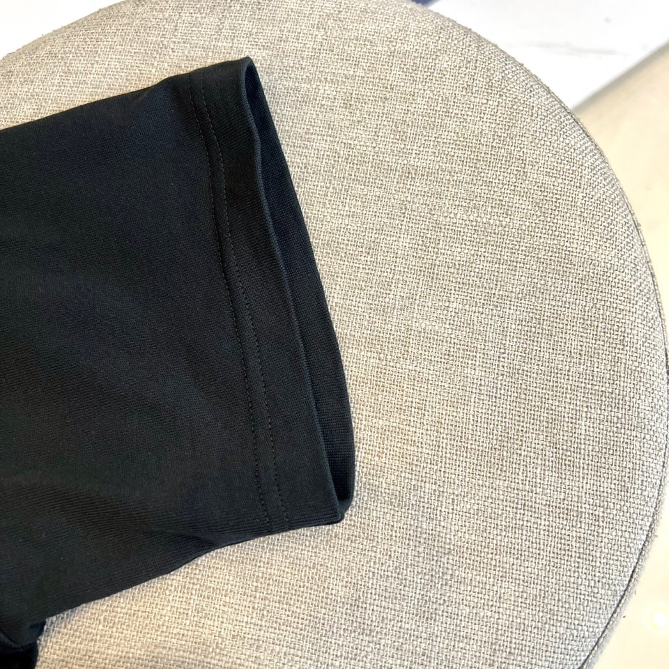 
1v2025春夏男士新款圆领短袖T恤。进口定织面料100%纯棉、面料手感丝滑柔软，透气亲肤性极佳，着身