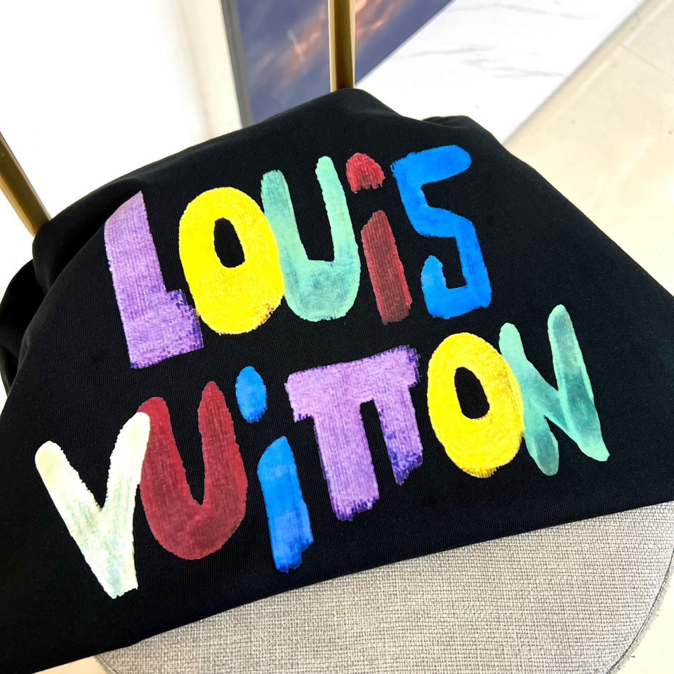 
1v2025春夏男士新款圆领短袖T恤。进口定织面料100%纯棉、面料手感丝滑柔软，透气亲肤性极佳，着身