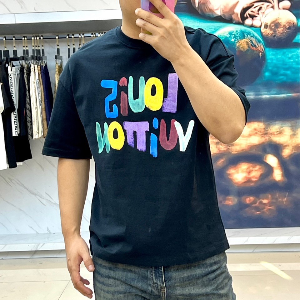 
1v2025春夏男士新款圆领短袖T恤。进口定织面料100%纯棉、面料手感丝滑柔软，透气亲肤性极佳，着身