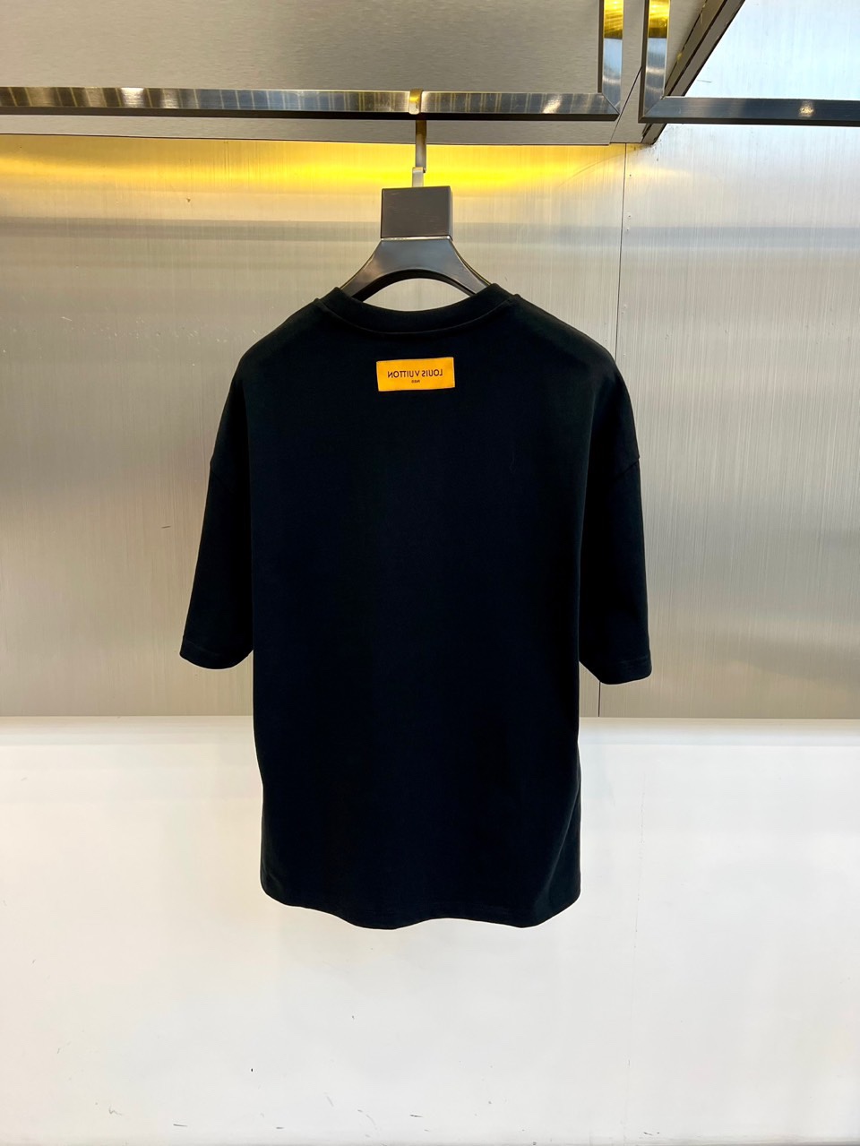 
1v2025春夏男士新款圆领短袖T恤。进口定织面料100%纯棉、面料手感丝滑柔软，透气亲肤性极佳，着身