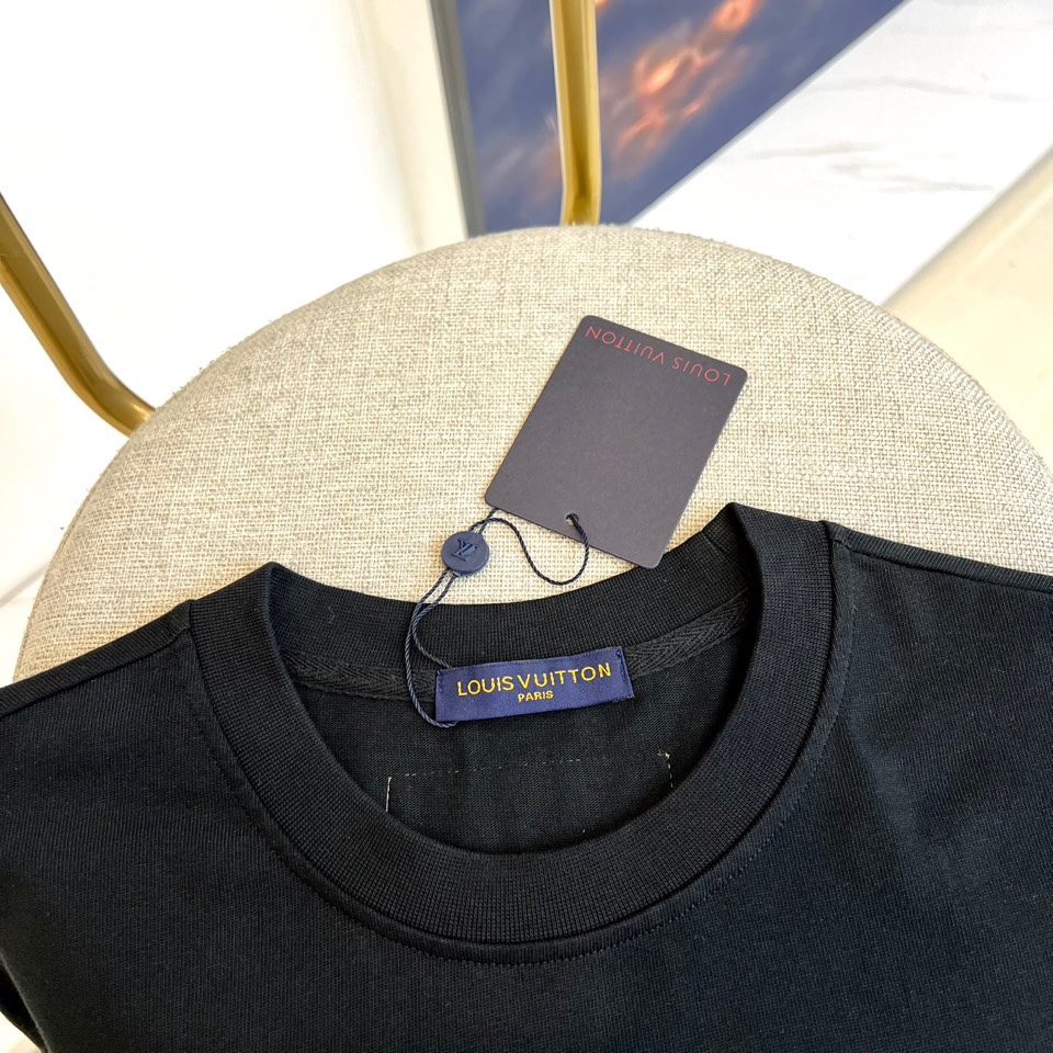 
1v2025春夏男士新款圆领短袖T恤。进口定织面料100%纯棉、面料手感丝滑柔软，透气亲肤性极佳，着身