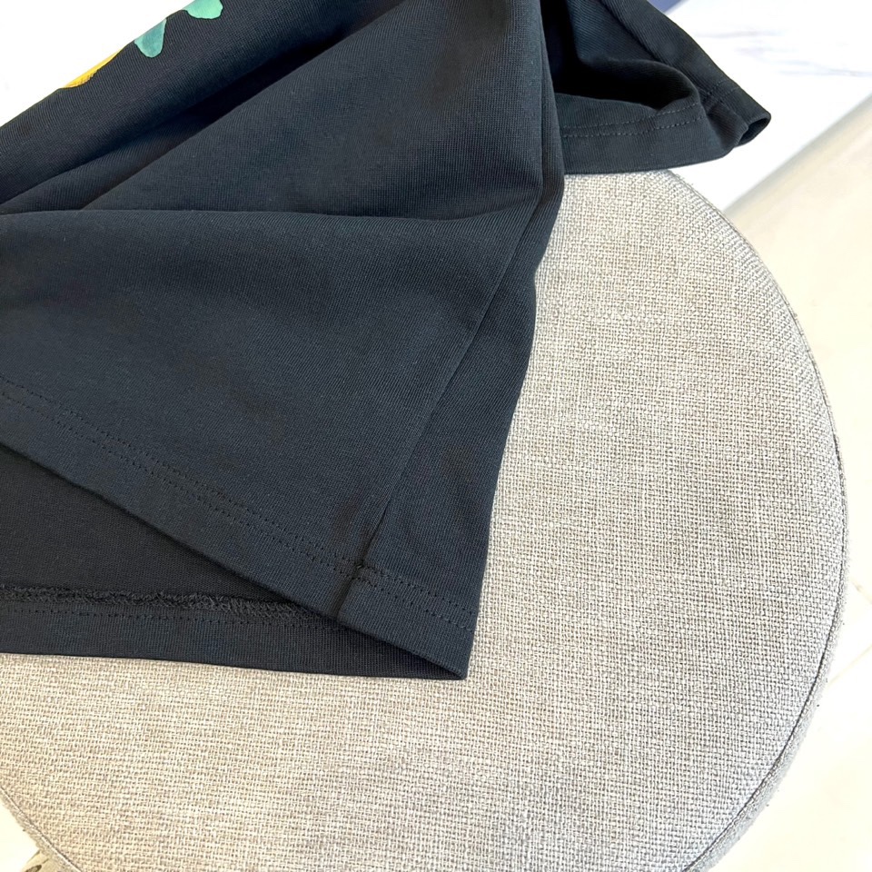 
1v2025春夏男士新款圆领短袖T恤。进口定织面料100%纯棉、面料手感丝滑柔软，透气亲肤性极佳，着身