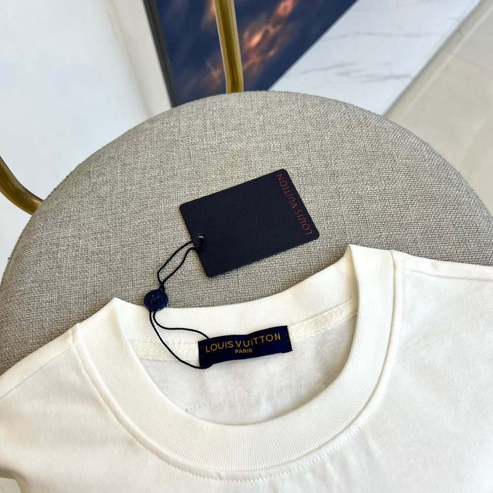 
1v2025春夏男士新款圆领短袖T恤。进口定织面料100%纯棉、面料手感丝滑柔软，透气亲肤性极佳，着身